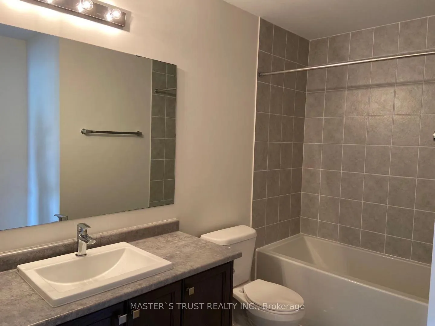 Photo 5 of 219 Vivant Street, Newmarket, Woodland Hill — HOMEH
