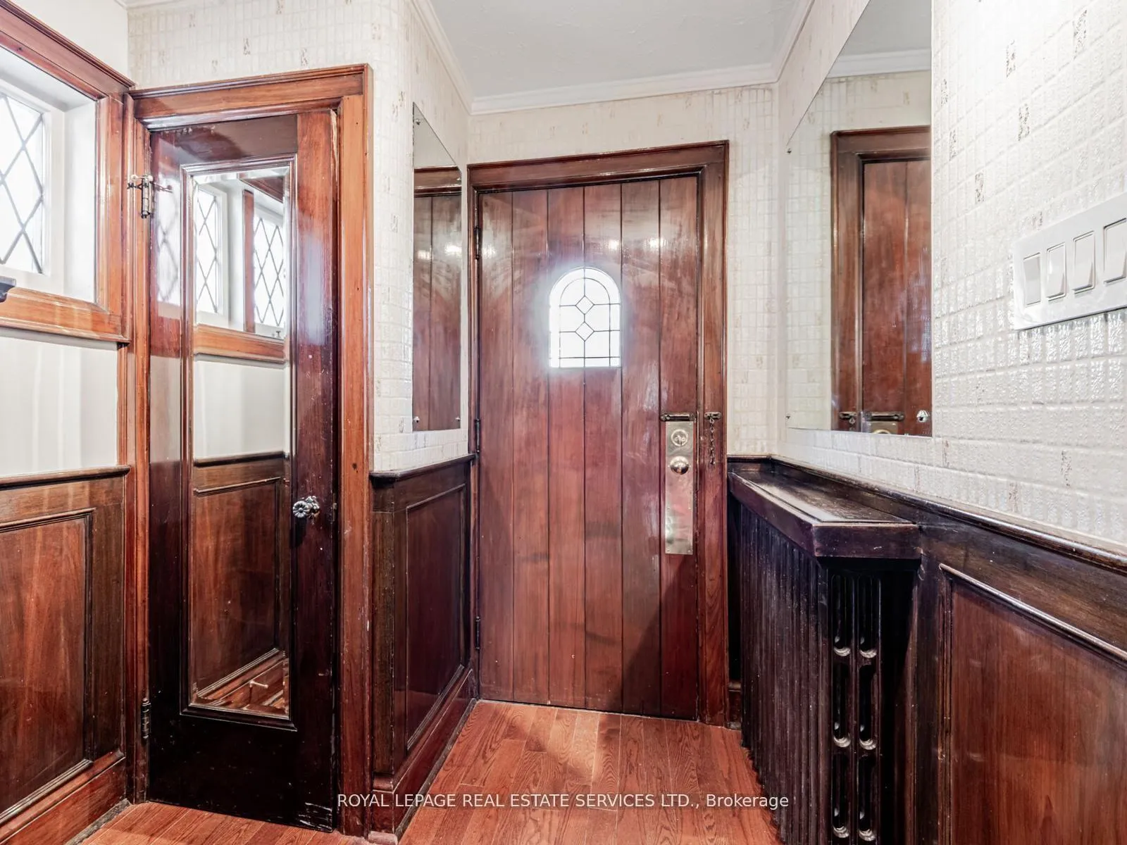 Photo 4 of 7 Duplex Crescent, Toronto, Yonge-Eglinton — HOMEH