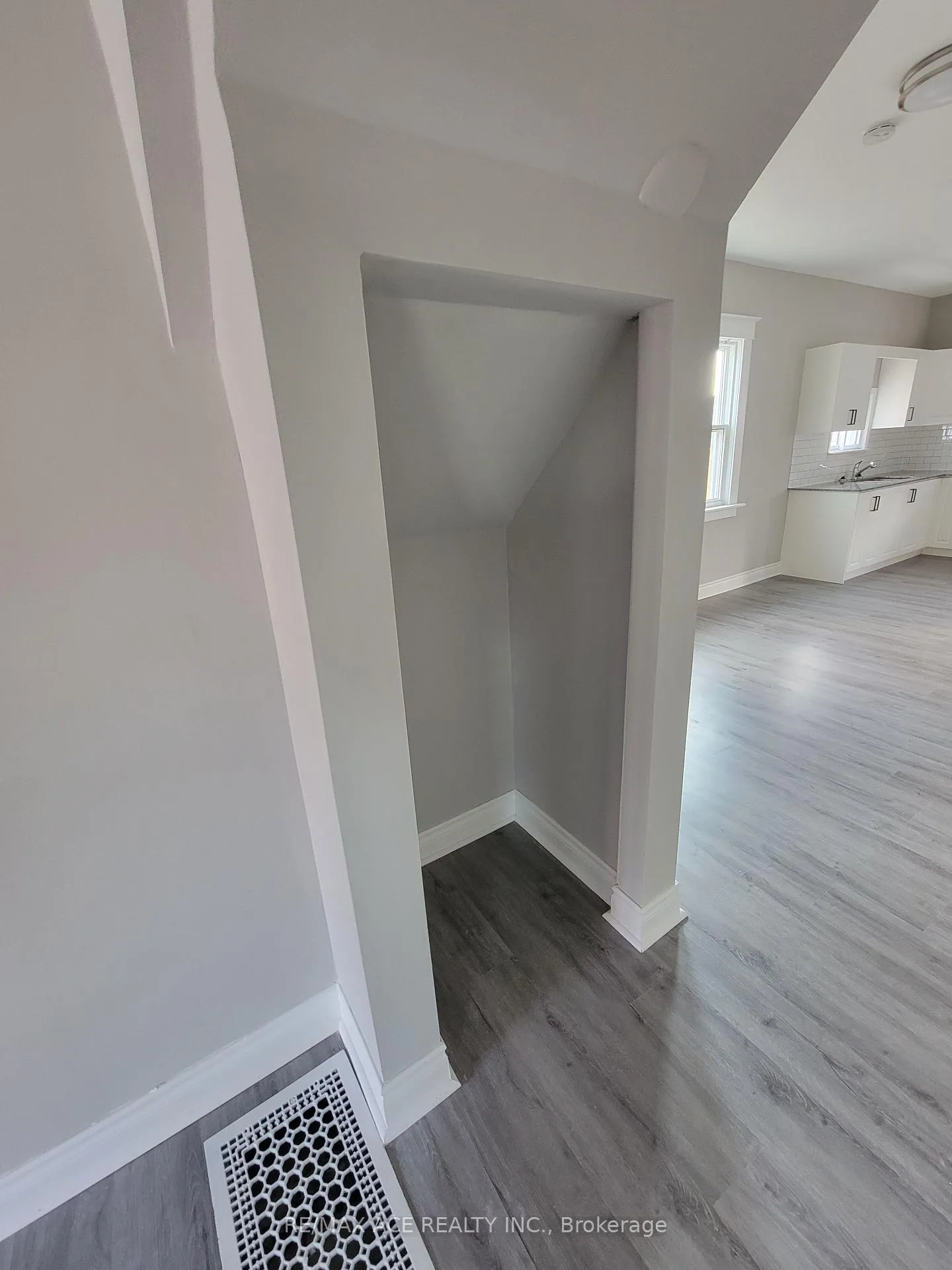 Photo 10 of 5301 Third Avenue, Niagara Falls, Cherrywood — HOMEH