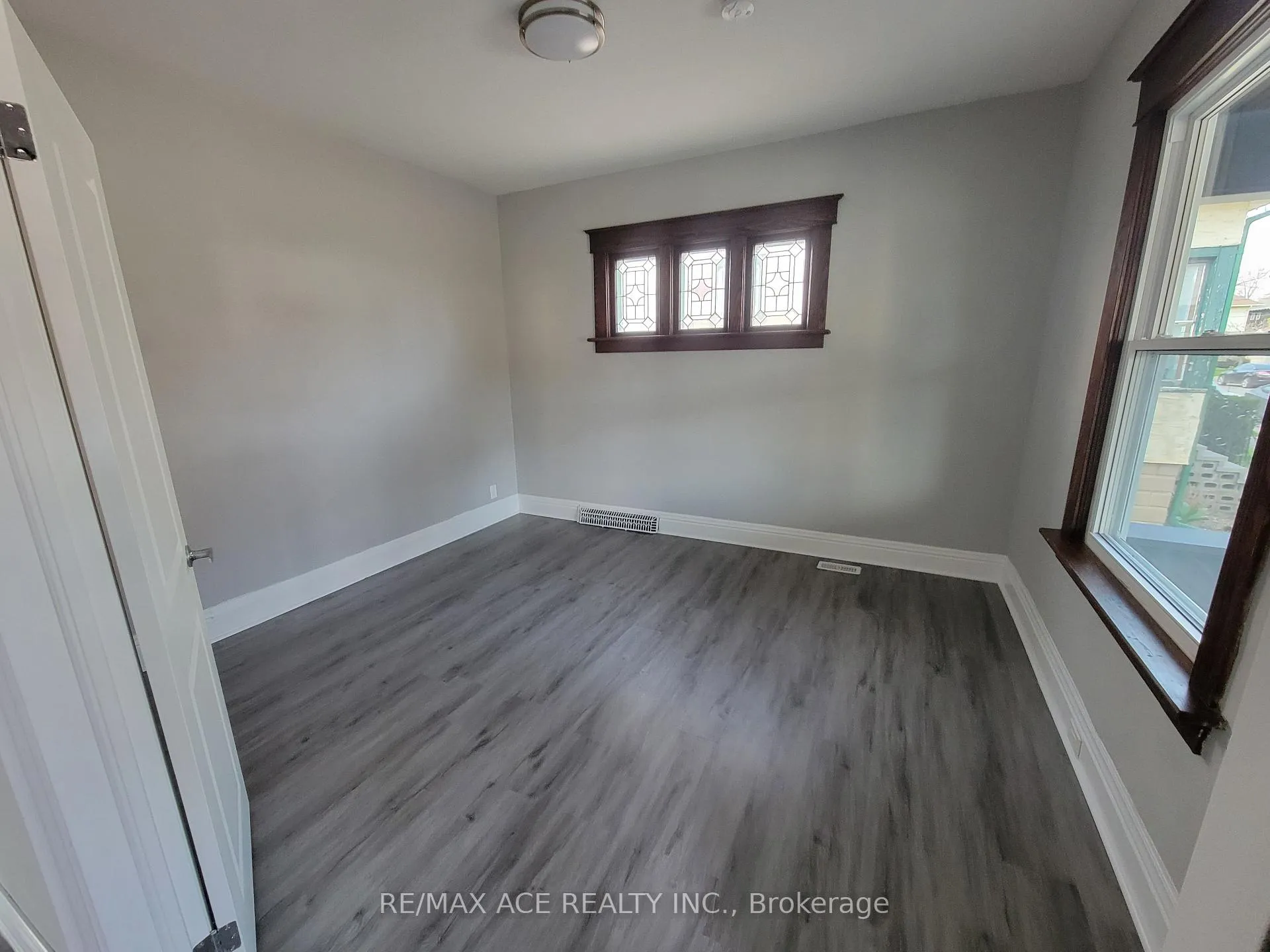 Photo 12 of 5301 Third Avenue, Niagara Falls, Cherrywood — HOMEH