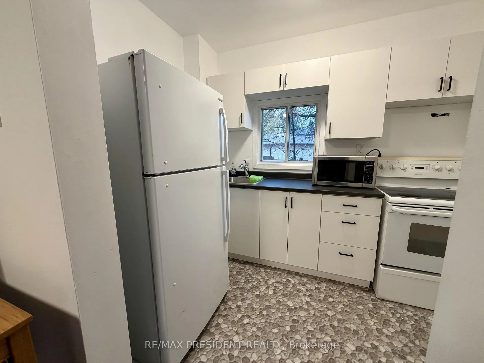 Photo 4 of 37 Bond Street S, Hamilton, Dundas — HOMEH