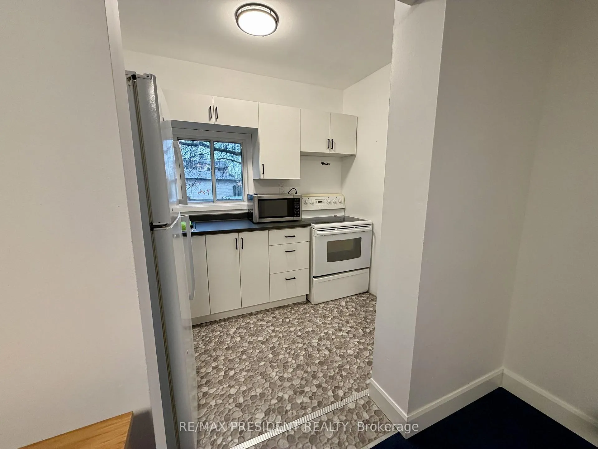 Photo 5 of 37 Bond Street S, Hamilton, Dundas — HOMEH