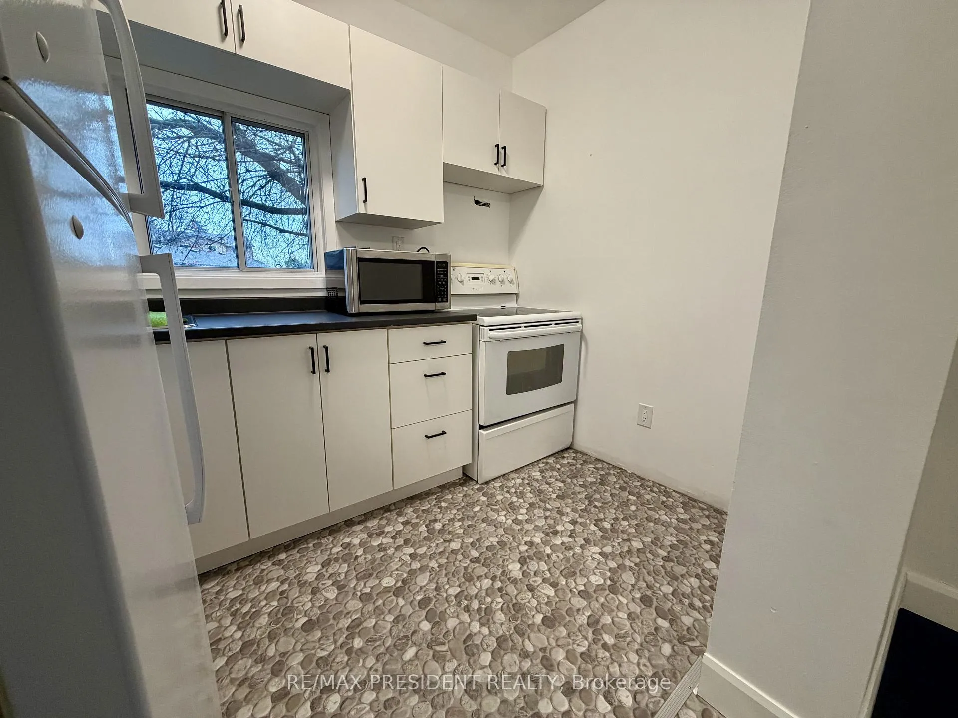 Photo 6 of 37 Bond Street S, Hamilton, Dundas — HOMEH