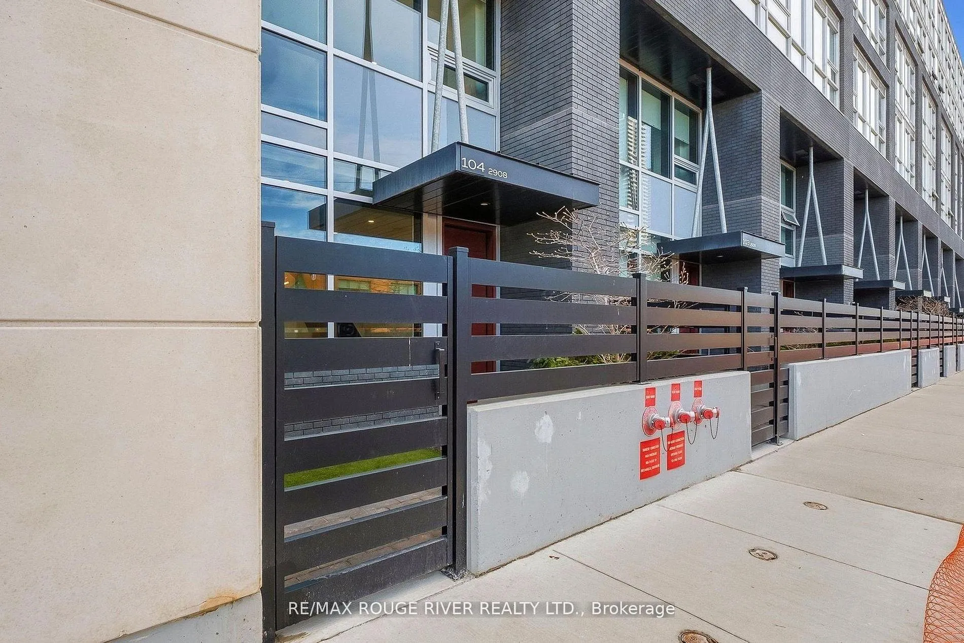 Photo 2 of Unit Th 104, 2908 Highway 7, Vaughan, Concord — HOMEH