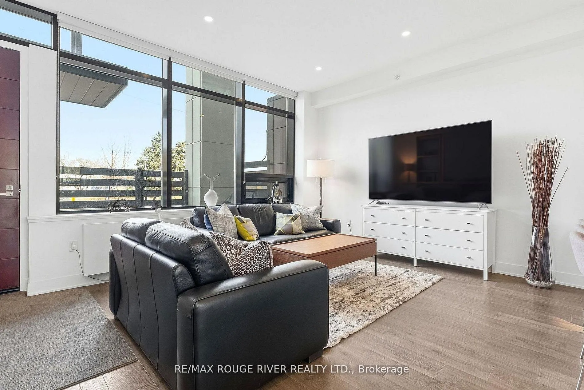 Photo 8 of Unit Th 104, 2908 Highway 7, Vaughan, Concord — HOMEH