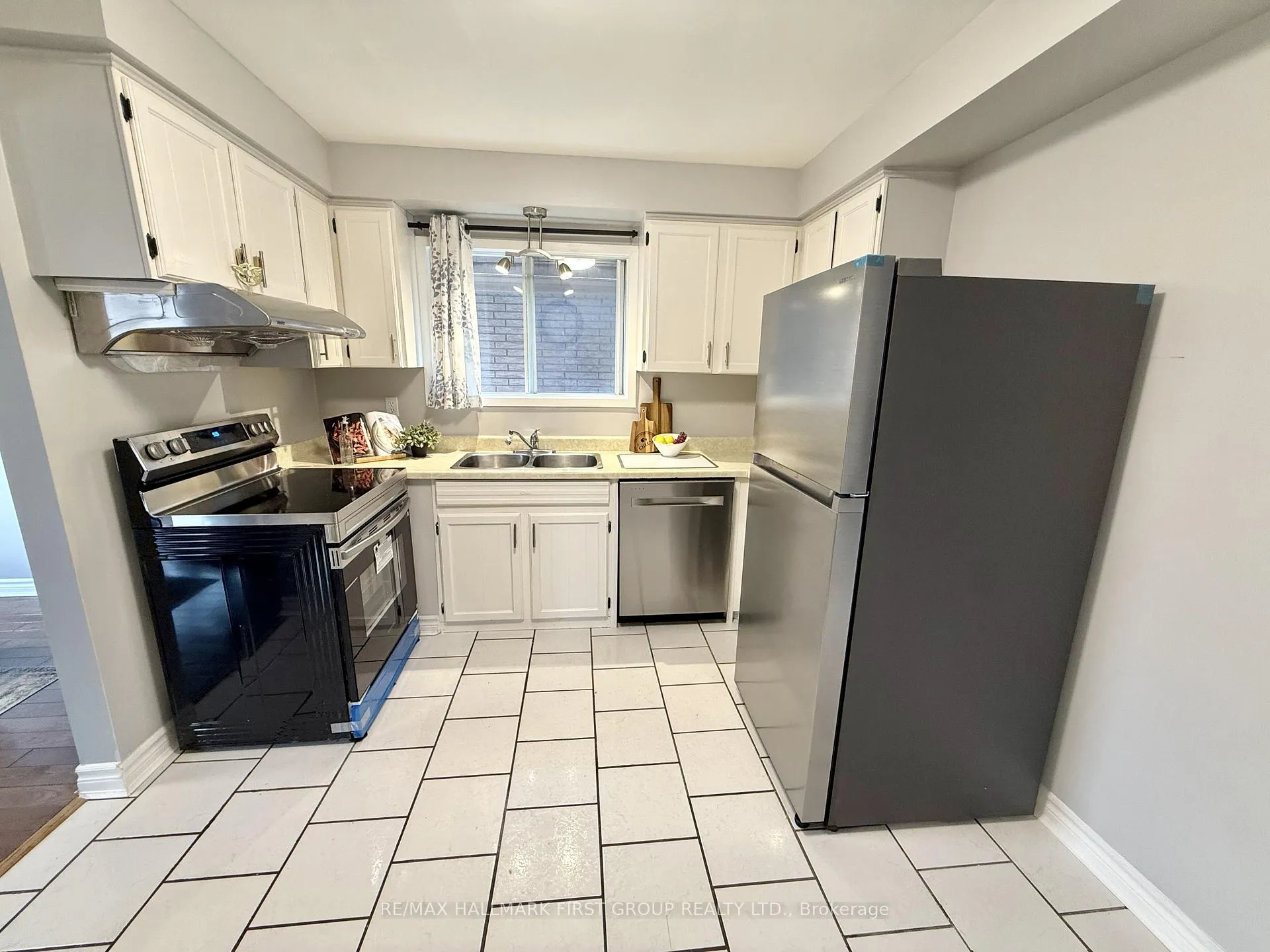 Photo 9 of 1762 Meadowview Avenue, Pickering, Amberlea — HOMEH