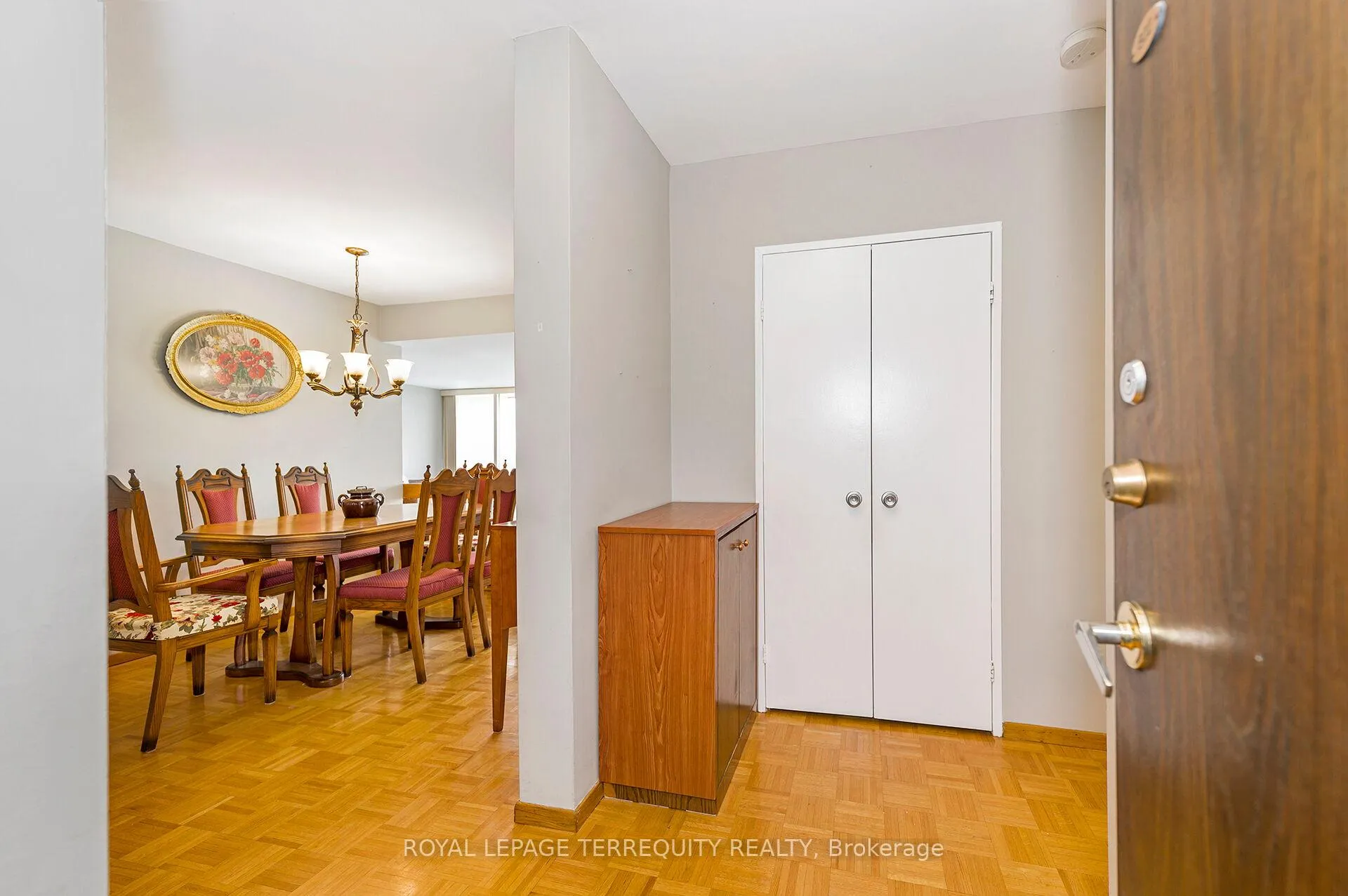 Photo 4 of Unit 802, 19 Four Winds Drive, North York, York University Heights — HOMEH