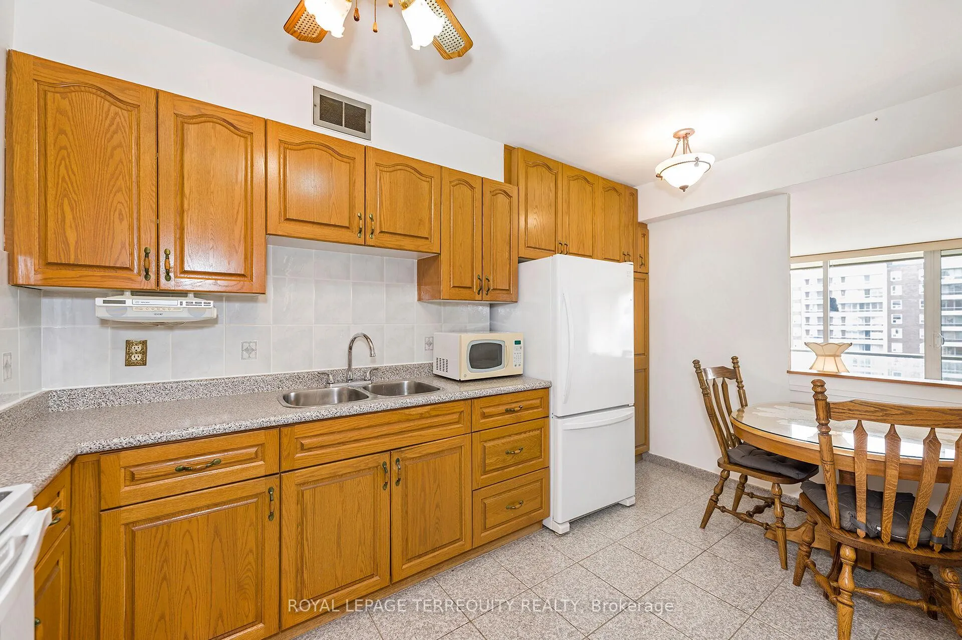 Photo 6 of Unit 802, 19 Four Winds Drive, North York, York University Heights — HOMEH