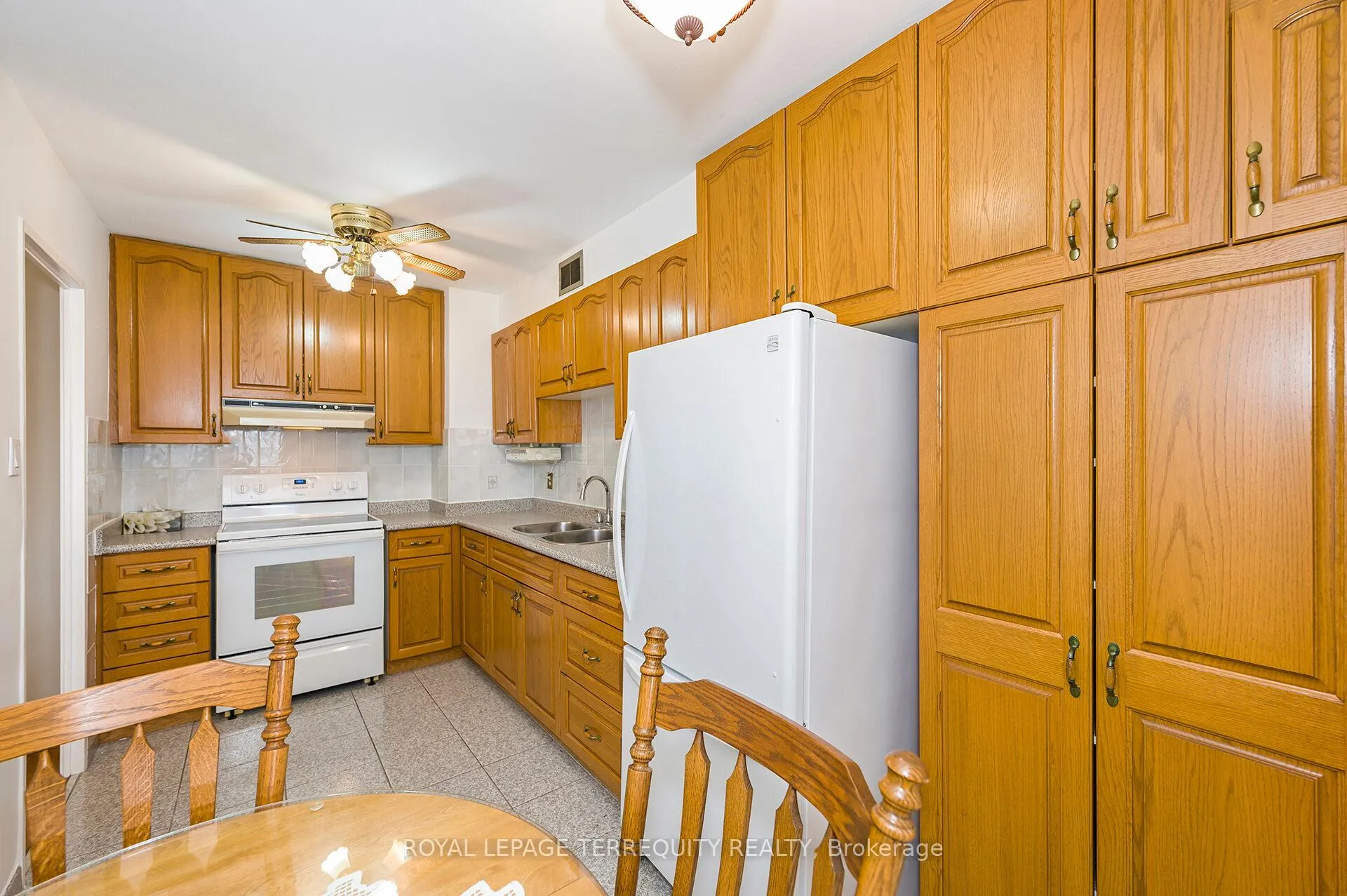 Photo 8 of Unit 802, 19 Four Winds Drive, North York, York University Heights — HOMEH