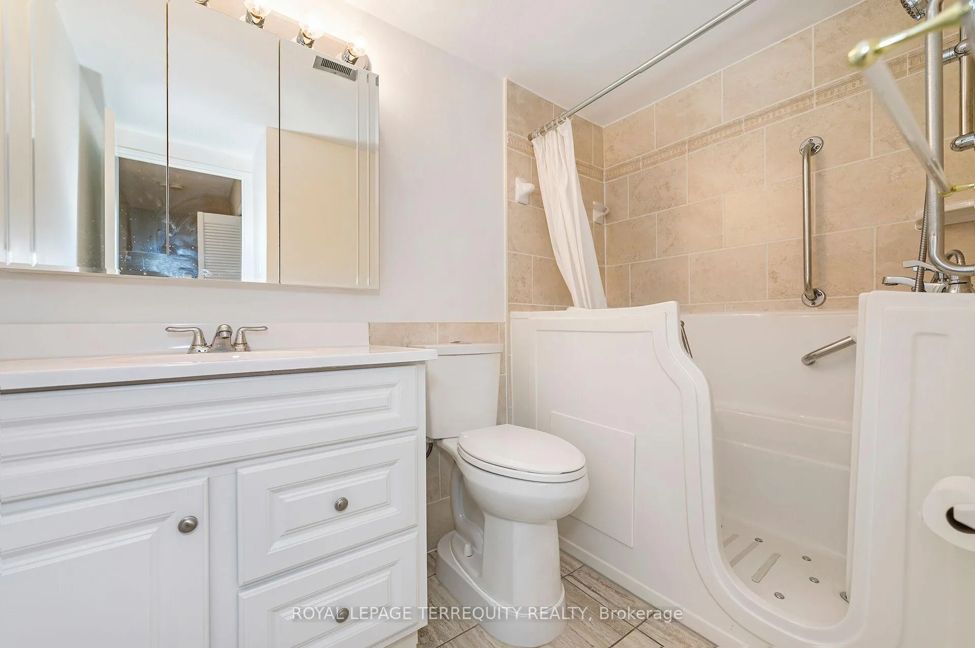 Photo 16 of Unit 802, 19 Four Winds Drive, North York, York University Heights — HOMEH