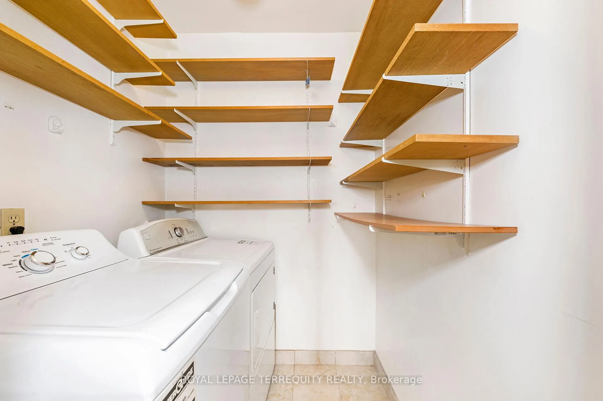 Photo 20 of Unit 802, 19 Four Winds Drive, North York, York University Heights — HOMEH