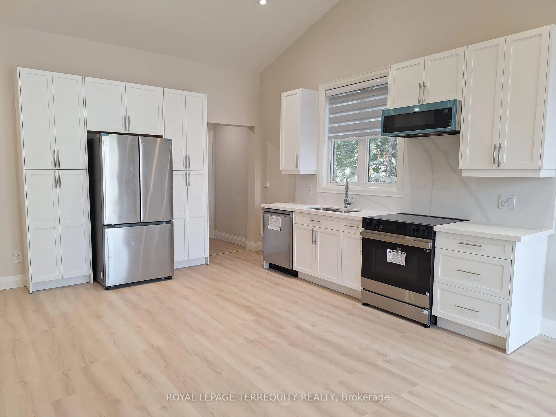 Photo 4 of Unit 2, 165 Bay Street E, Blue Mountains — HOMEH