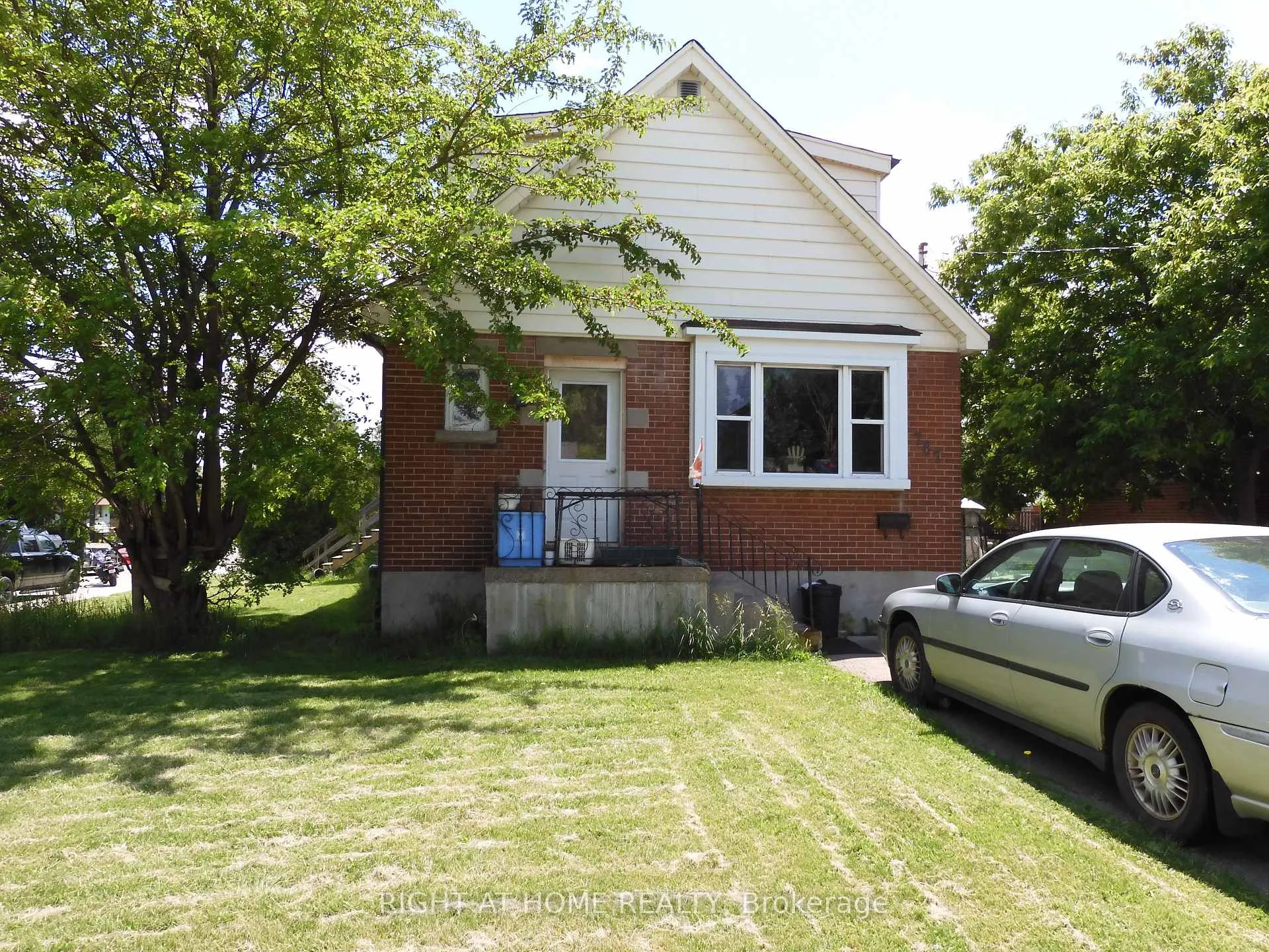 Photo 1 of 787 Upper Gage Avenue, Hamilton, Hampton Heights — HOMEH
