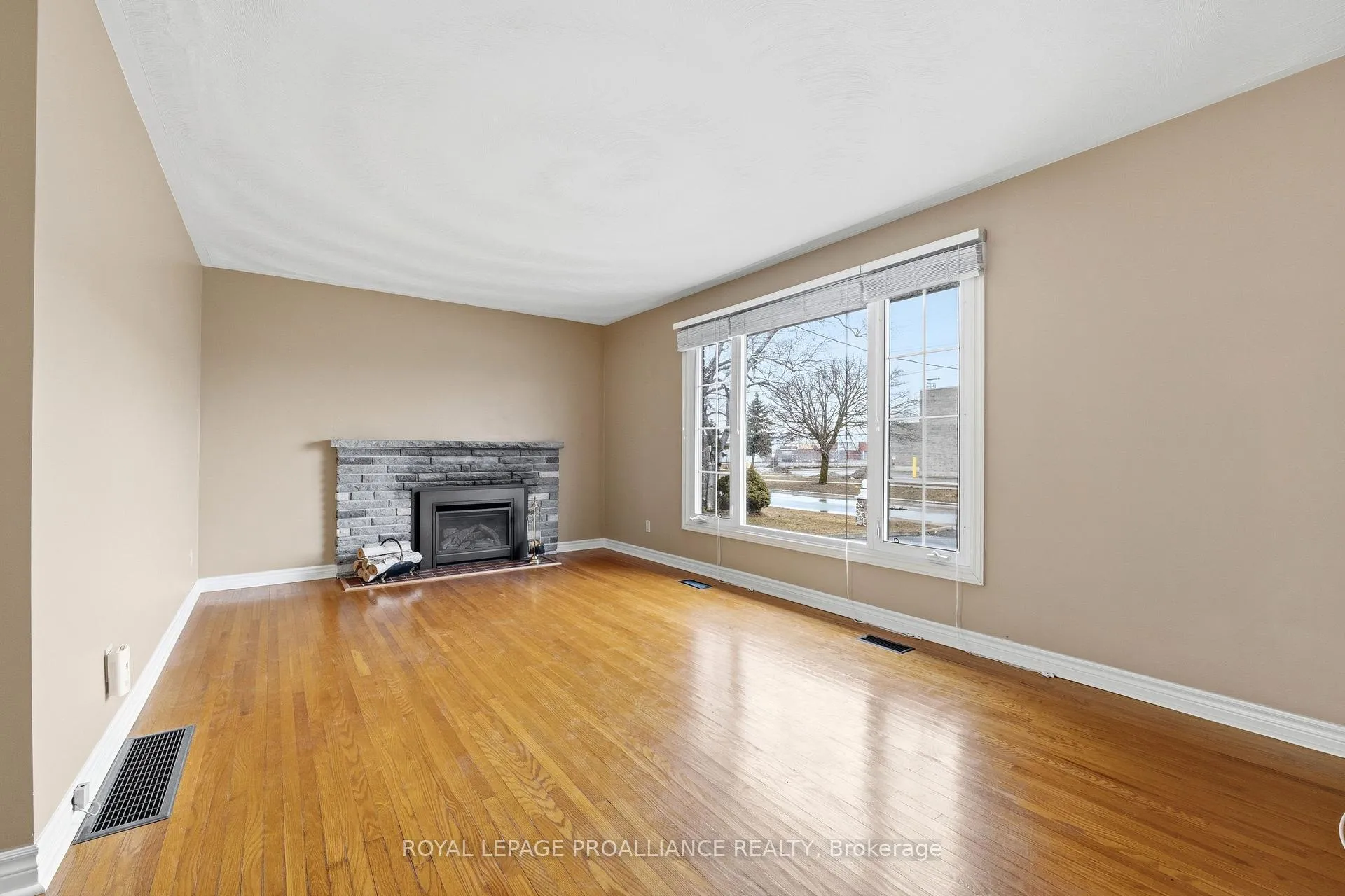 Photo 6 of 35 King George Square, Belleville, Belleville Ward — HOMEH