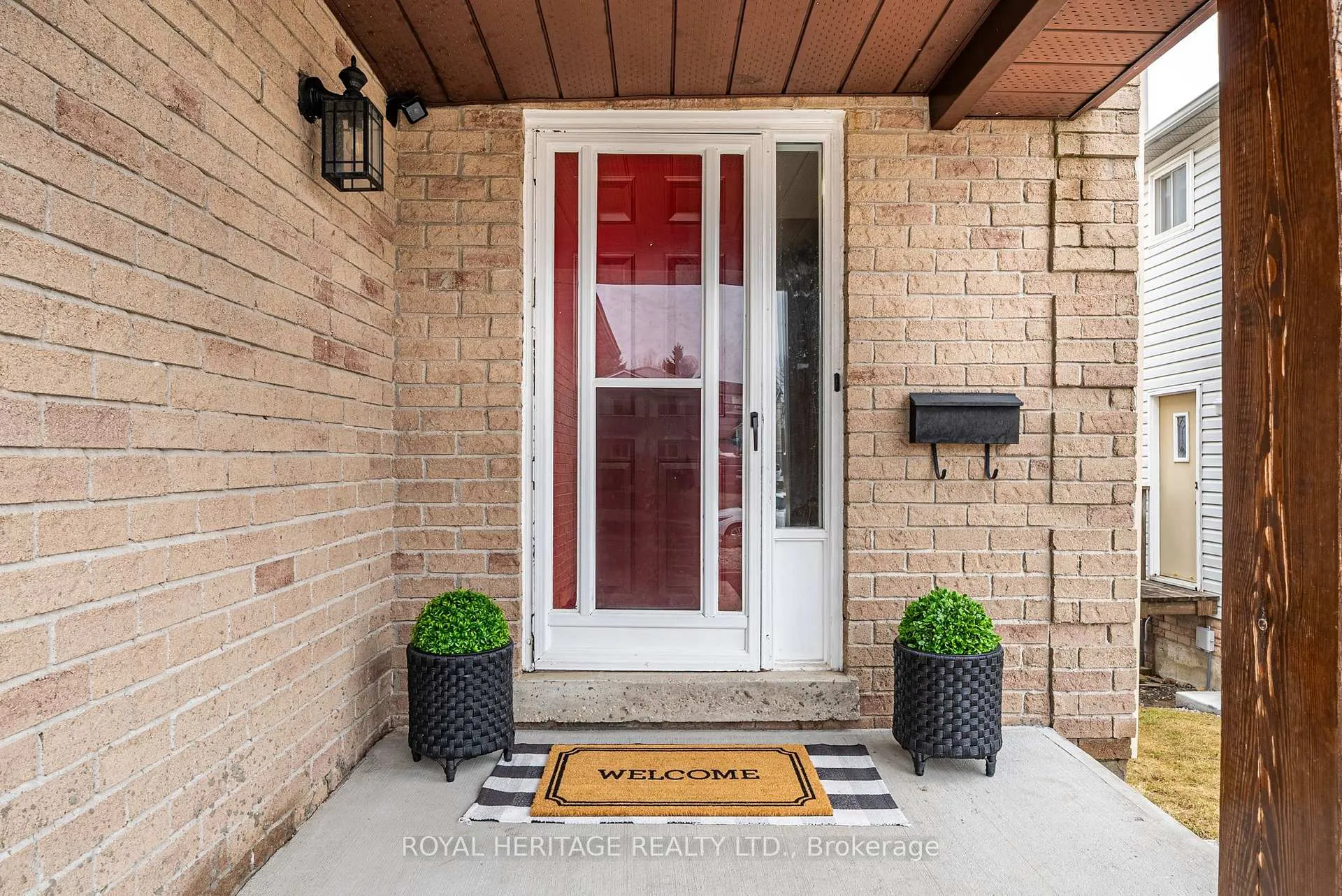Photo 3 of 49 Browning Trail, Barrie, Letitia Heights — HOMEH