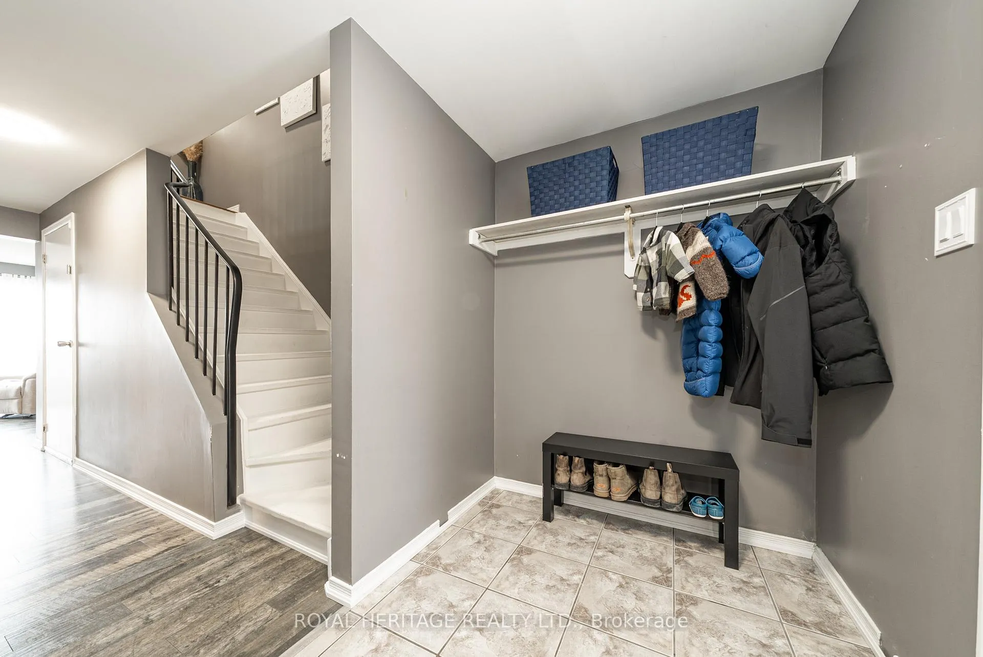 Photo 4 of 49 Browning Trail, Barrie, Letitia Heights — HOMEH