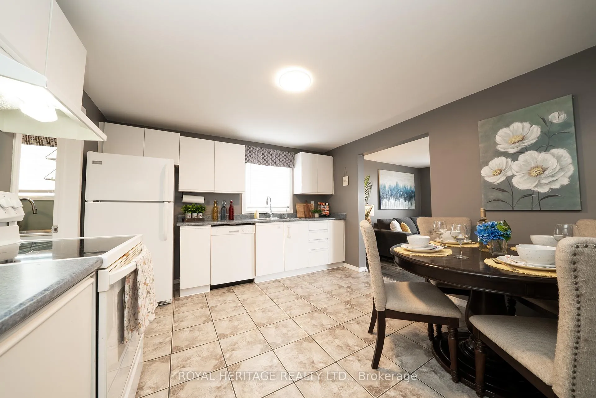Photo 5 of 49 Browning Trail, Barrie, Letitia Heights — HOMEH