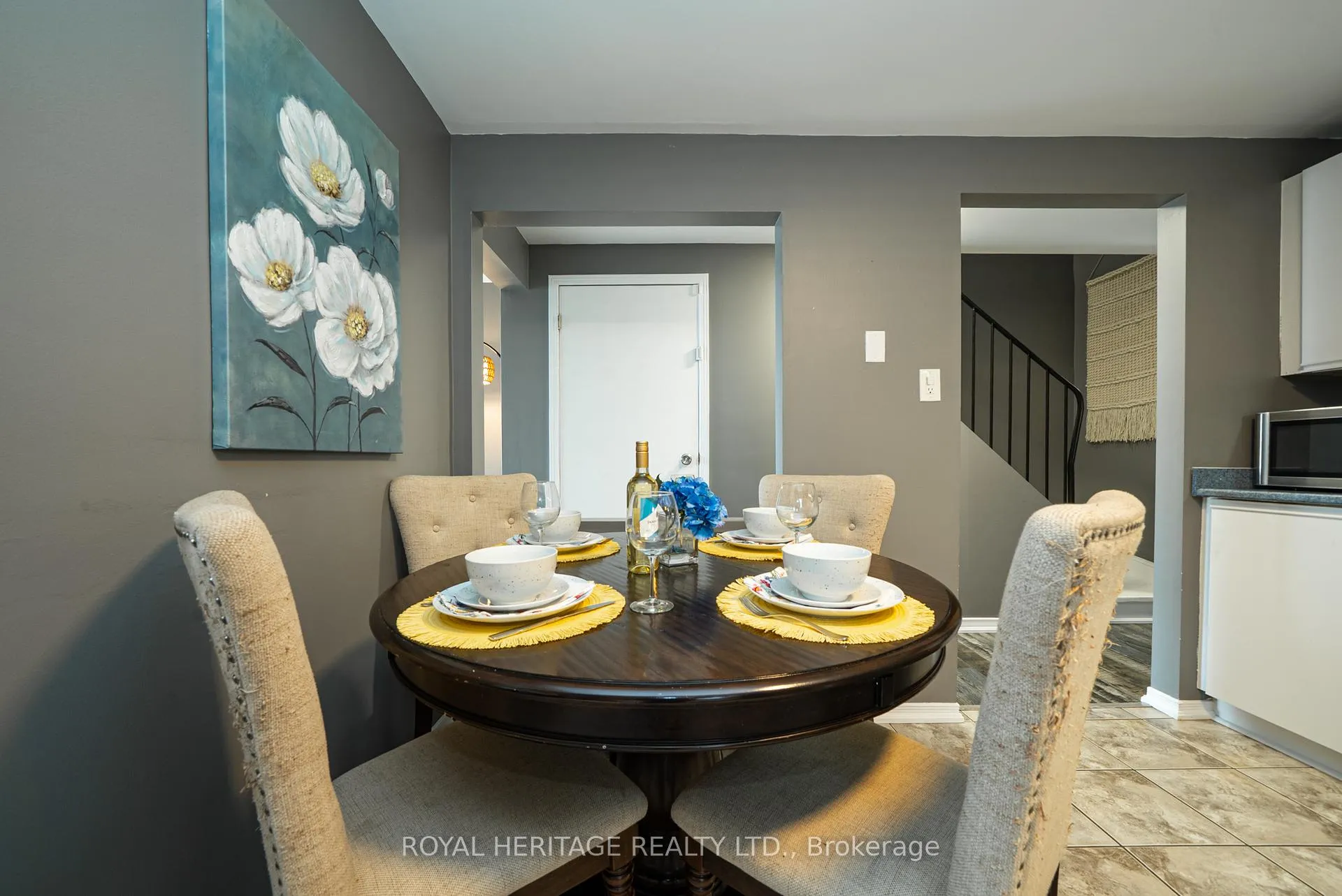 Photo 6 of 49 Browning Trail, Barrie, Letitia Heights — HOMEH