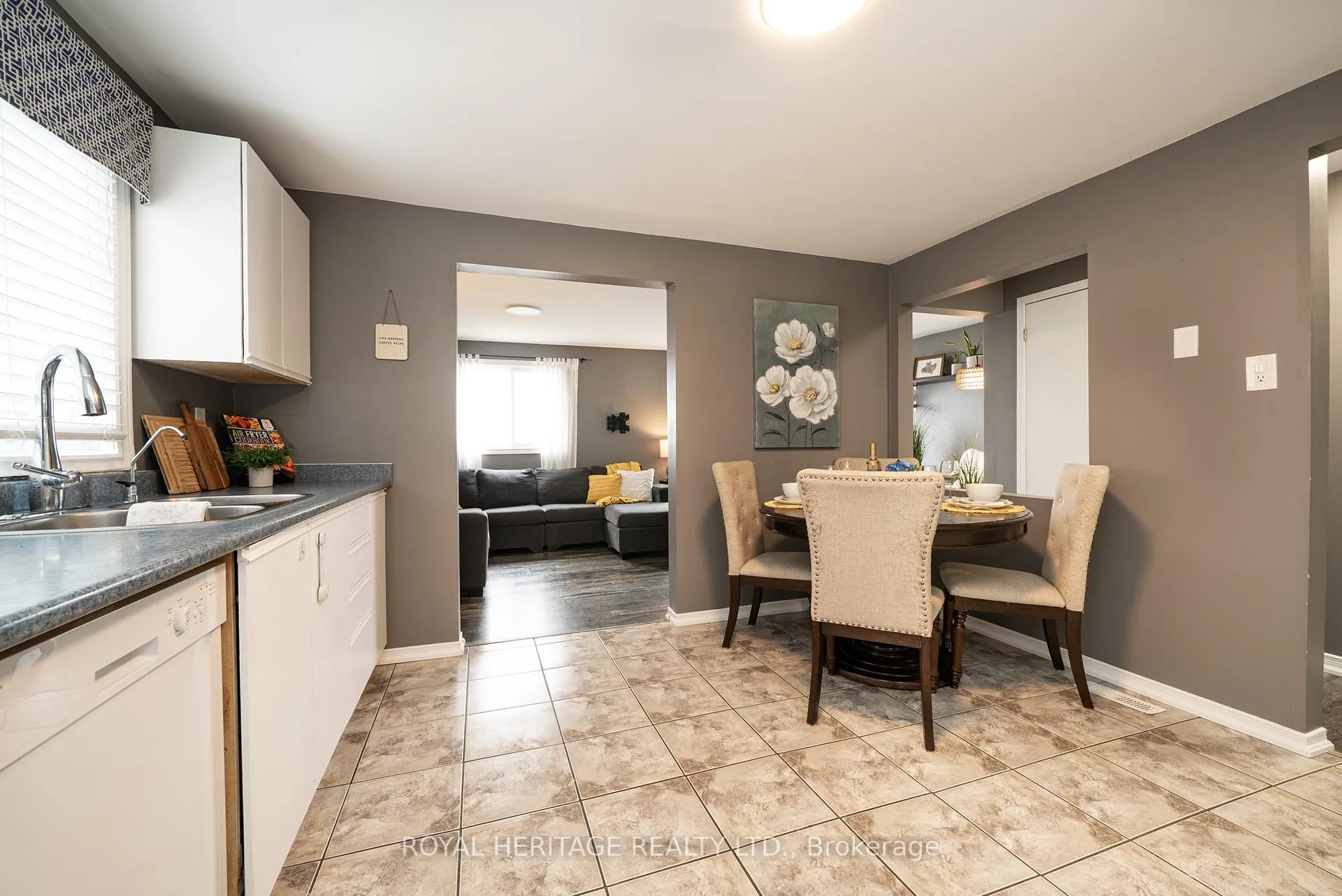 Photo 7 of 49 Browning Trail, Barrie, Letitia Heights — HOMEH