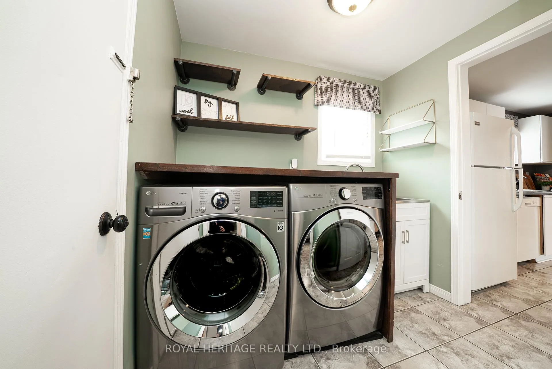 Photo 13 of 49 Browning Trail, Barrie, Letitia Heights — HOMEH