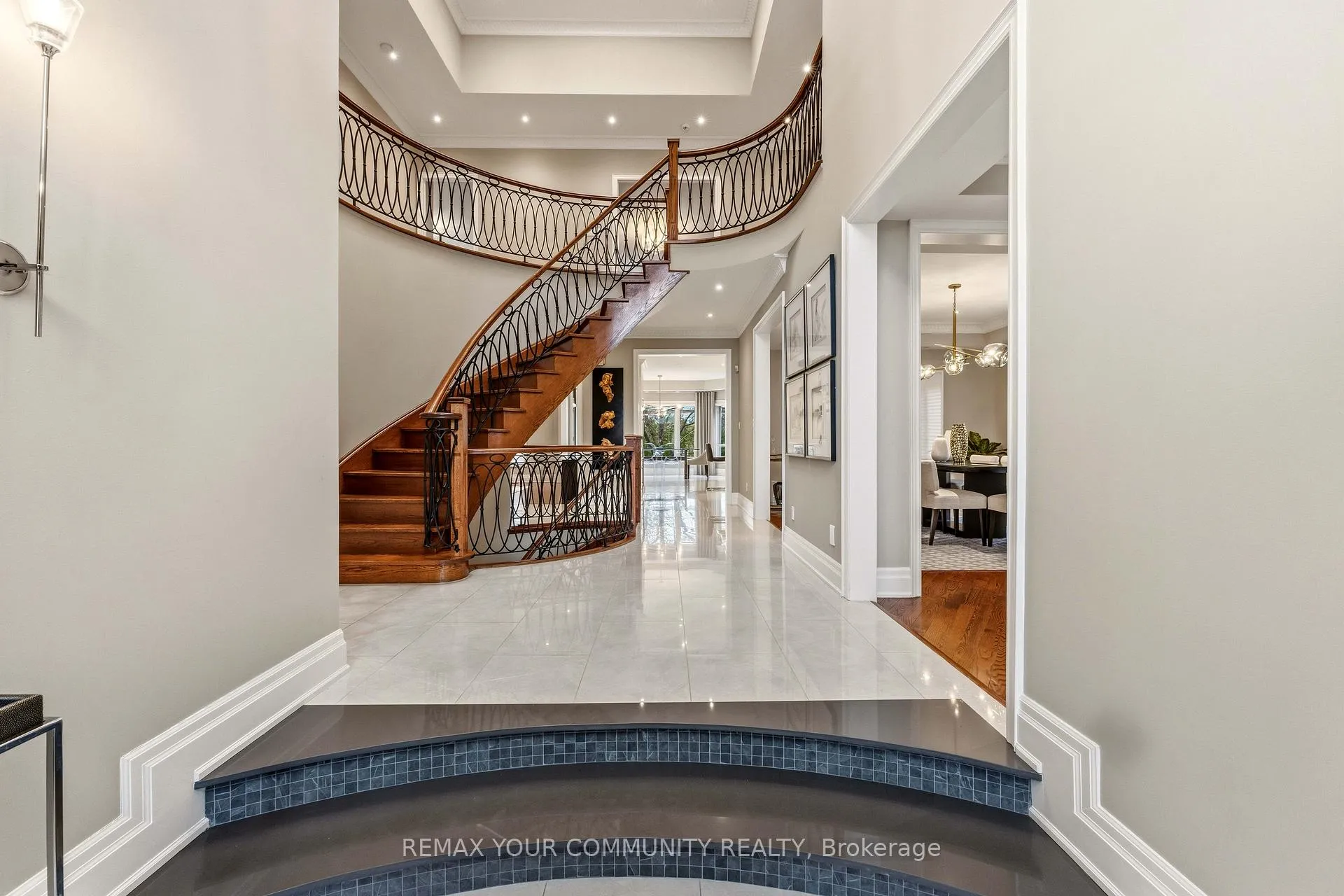Photo 2 of 37 Vaughan Boulevard, Vaughan, Beverley Glen — HOMEH