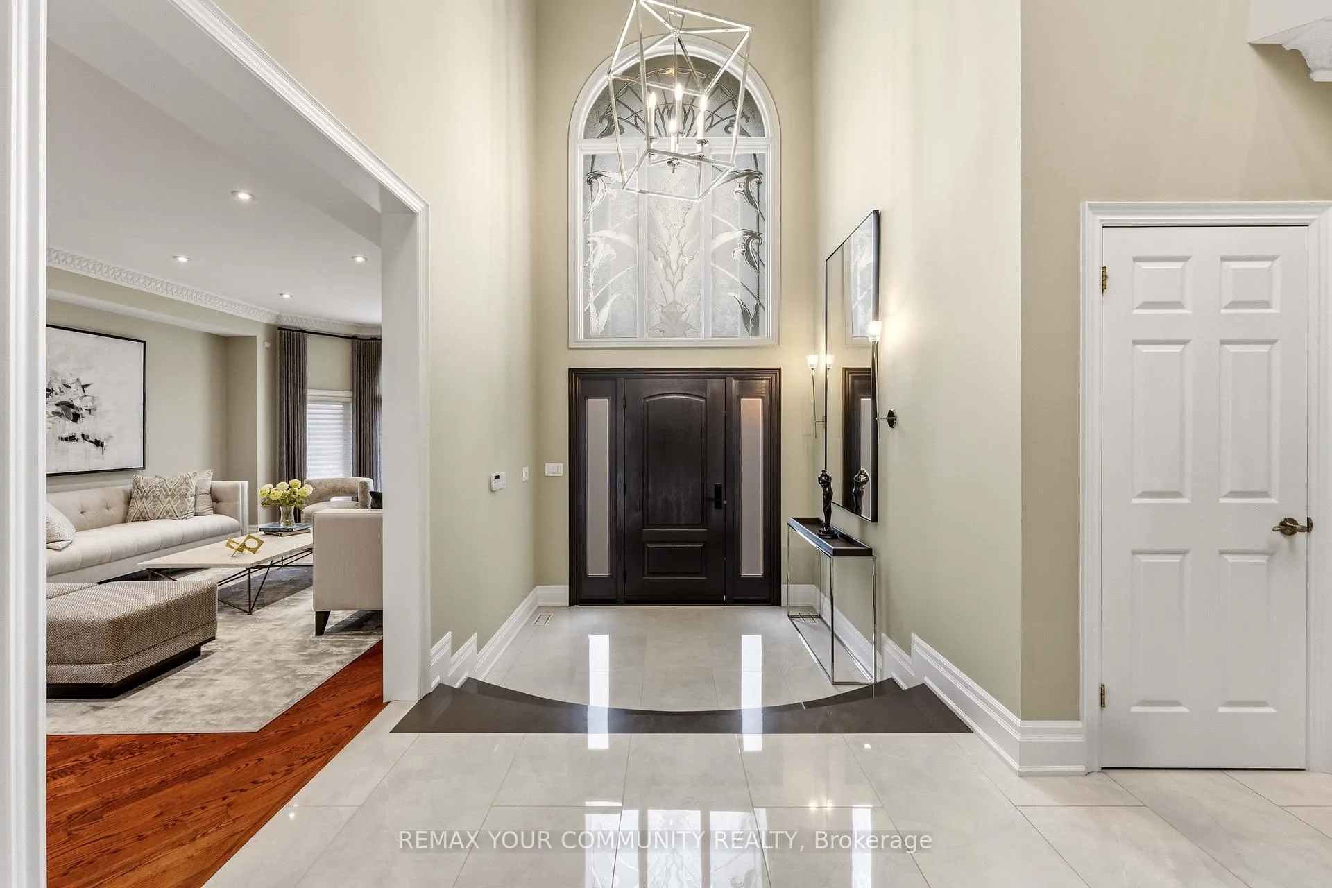 Photo 3 of 37 Vaughan Boulevard, Vaughan, Beverley Glen — HOMEH