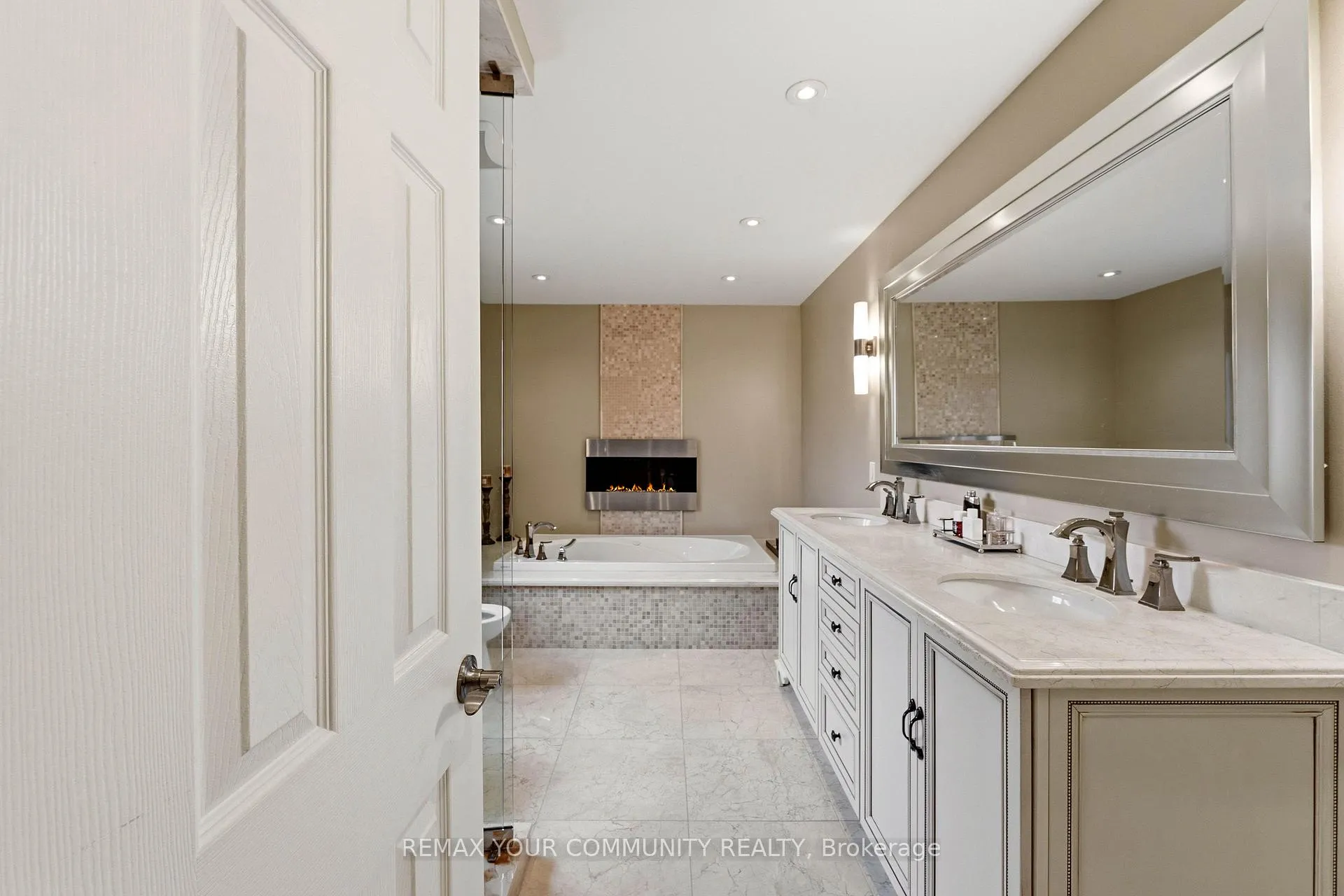 Photo 24 of 37 Vaughan Boulevard, Vaughan, Beverley Glen — HOMEH