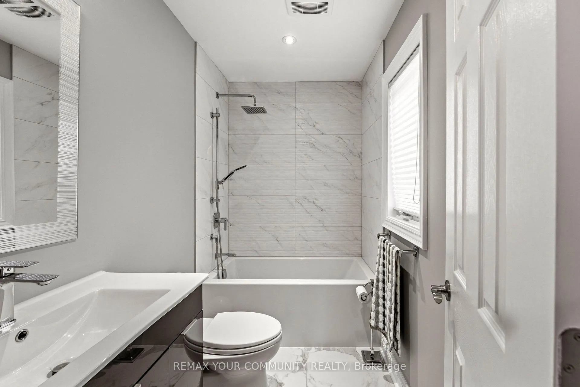 Photo 28 of 37 Vaughan Boulevard, Vaughan, Beverley Glen — HOMEH