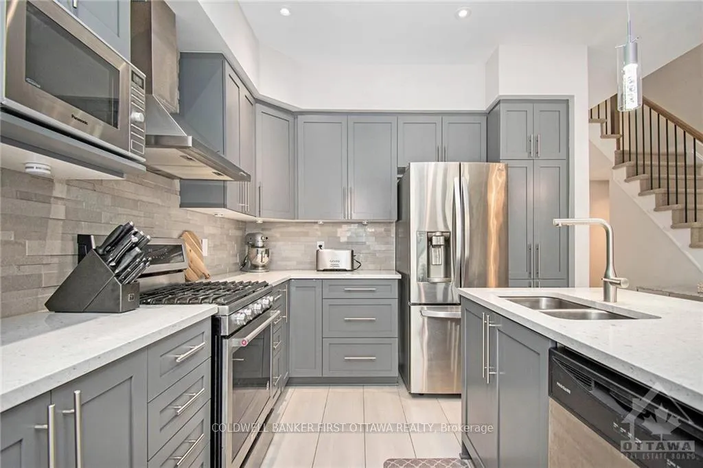 Photo 6 of 427 Rainrock Crescent, Ottawa, Mer Bleue/Bradley Estates/Anderson Park — HOMEH