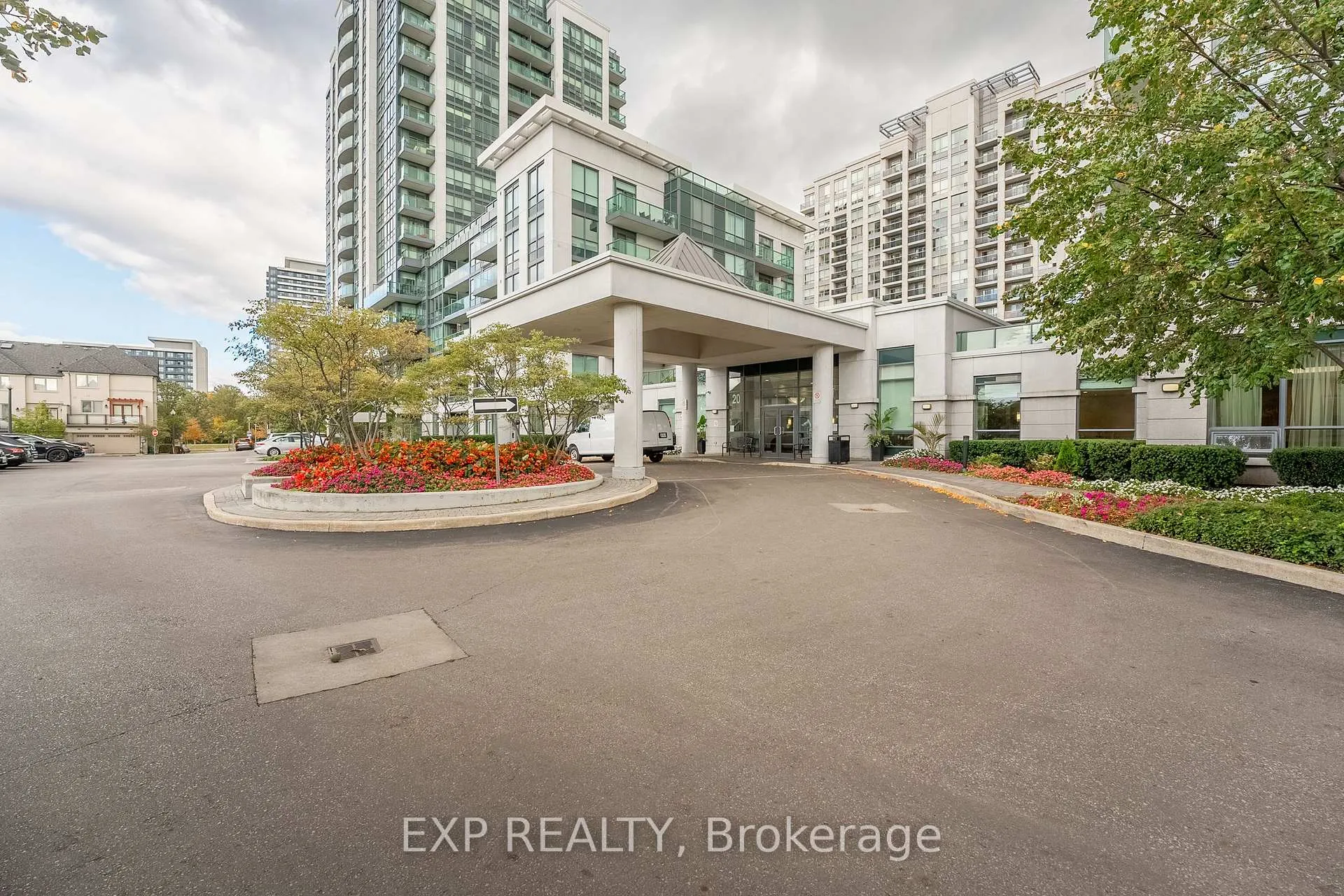 Photo 2 of Unit 105, 20 North Park Road, Vaughan, Beverley Glen — HOMEH