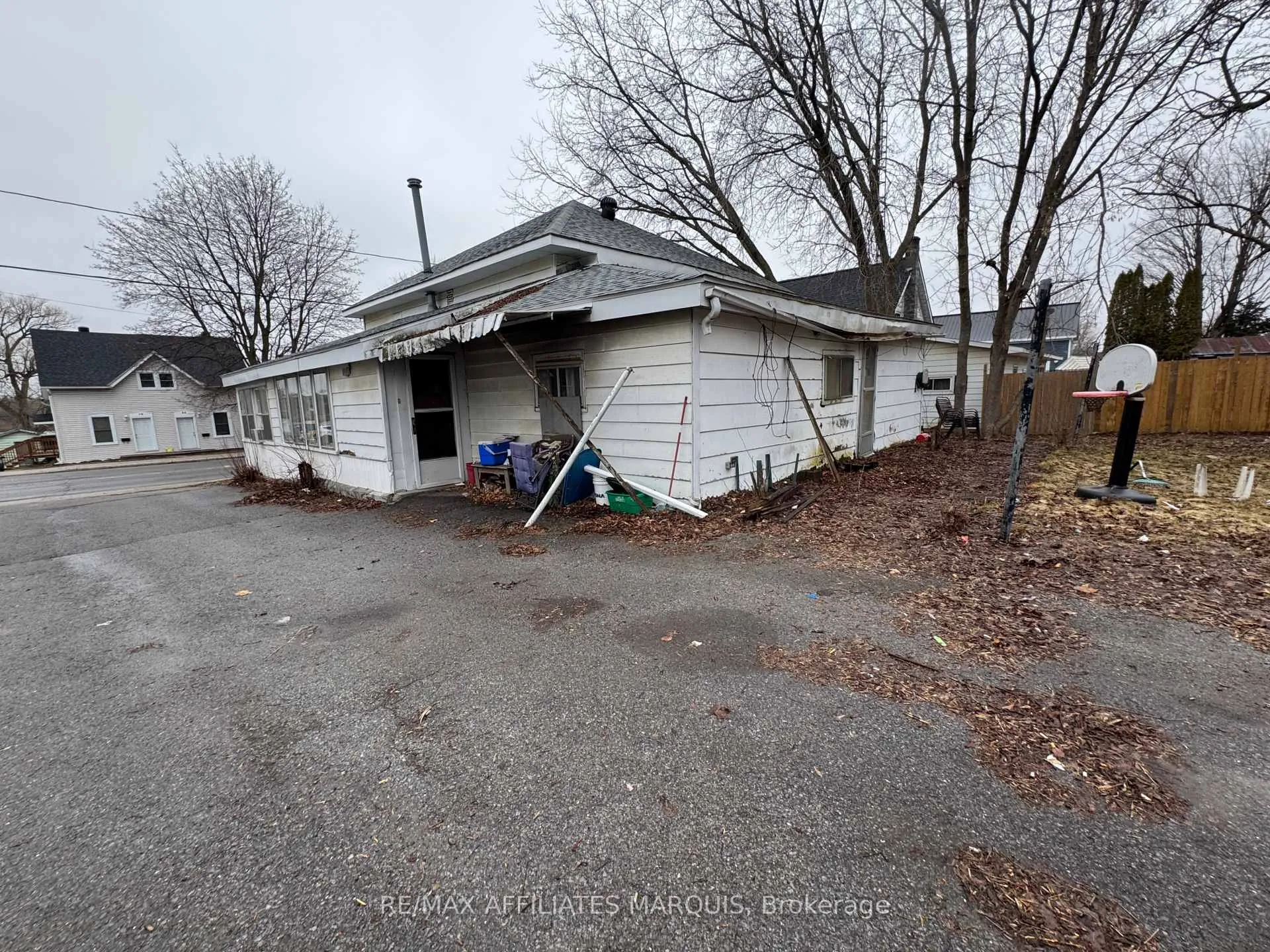 Photo 2 of 89 Queen Street, Smiths Falls — HOMEH