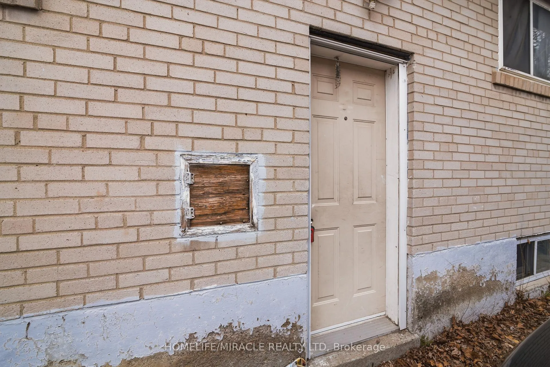 Photo 4 of Unit Basement, 21 Albion Crescent, Brampton, Avondale — HOMEH