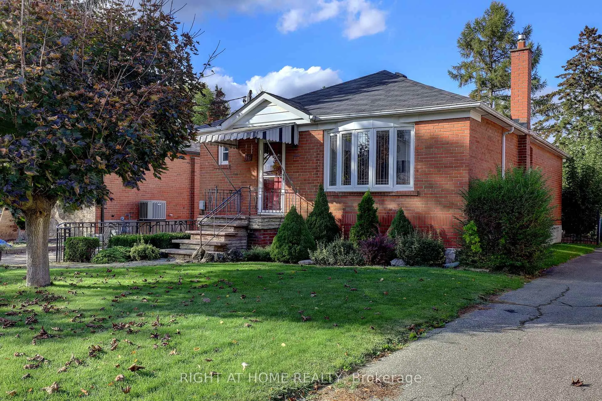 Photo 3 of 56 Cynthia Road, Toronto, Rockcliffe-Smythe — HOMEH