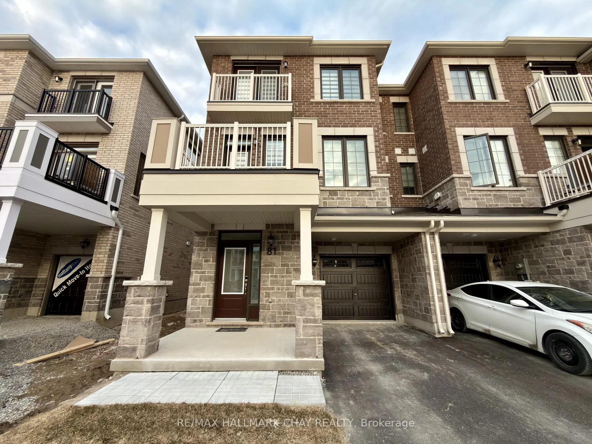 Photo 2 of 81 vinewood Crescent, Barrie, Rural Barrie Southeast — HOMEH