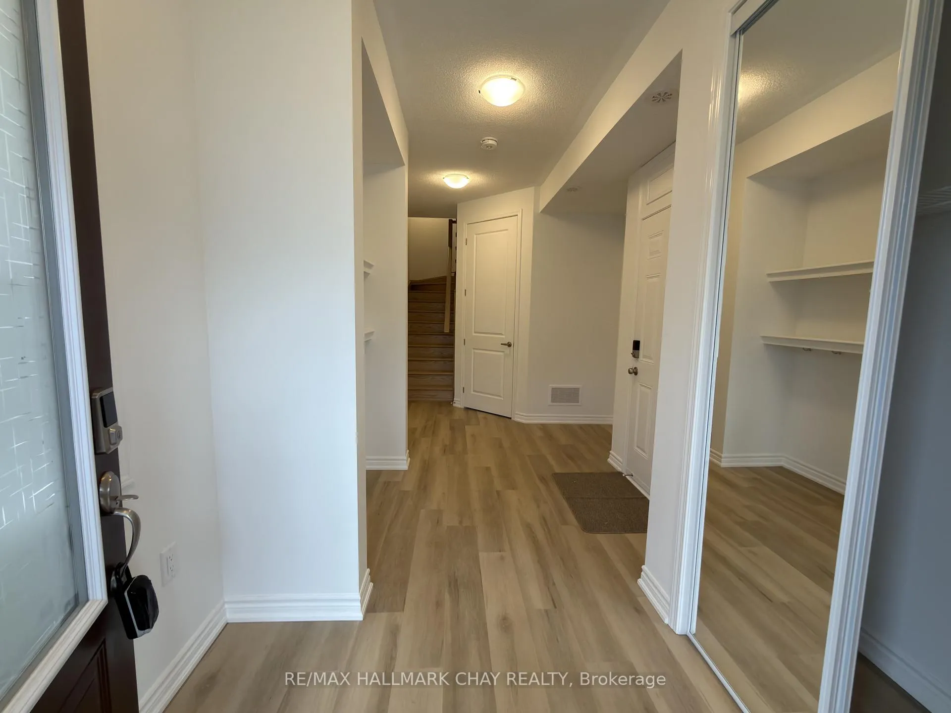 Photo 4 of 81 vinewood Crescent, Barrie, Rural Barrie Southeast — HOMEH