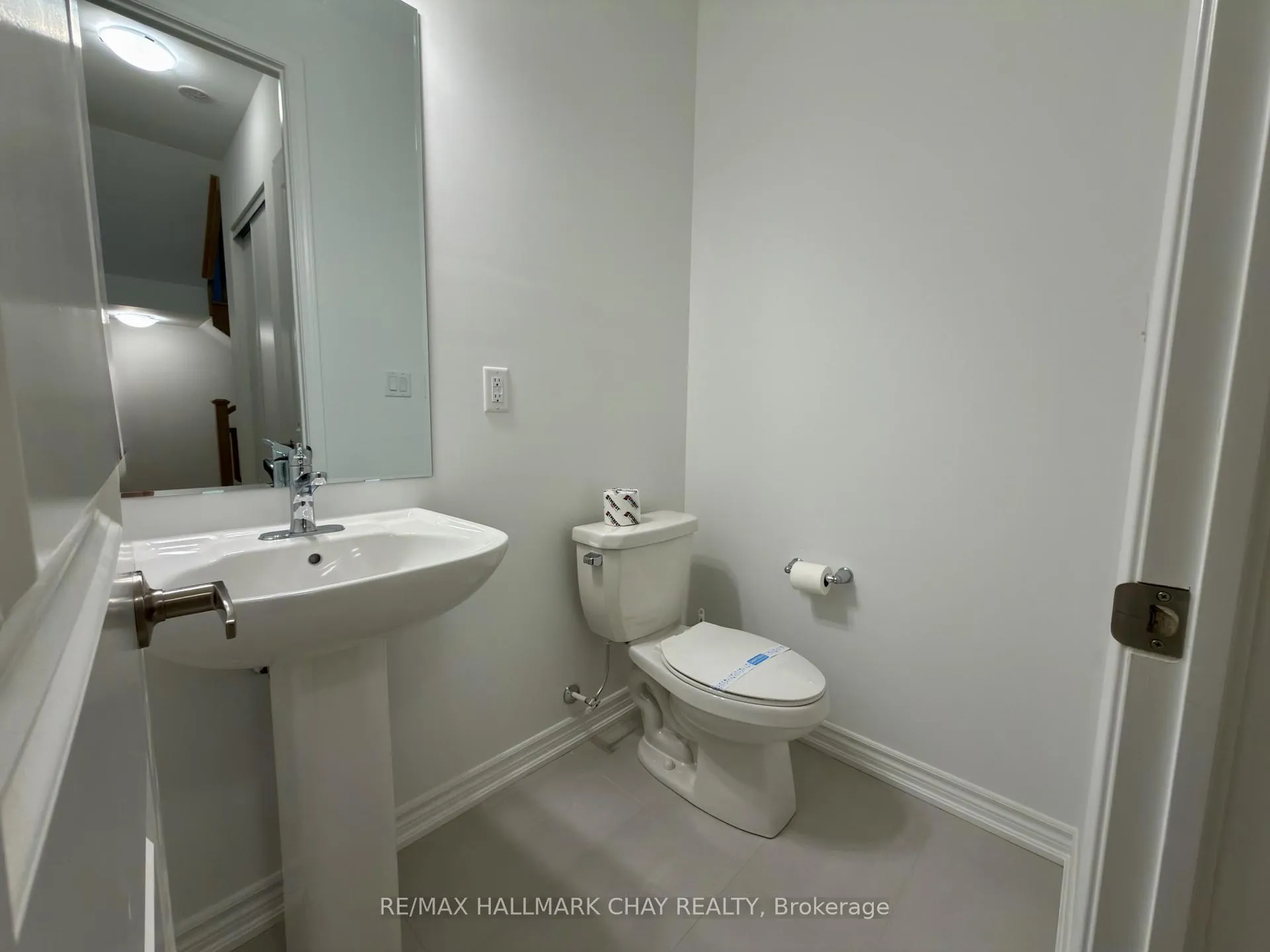 Photo 7 of 81 vinewood Crescent, Barrie, Rural Barrie Southeast — HOMEH