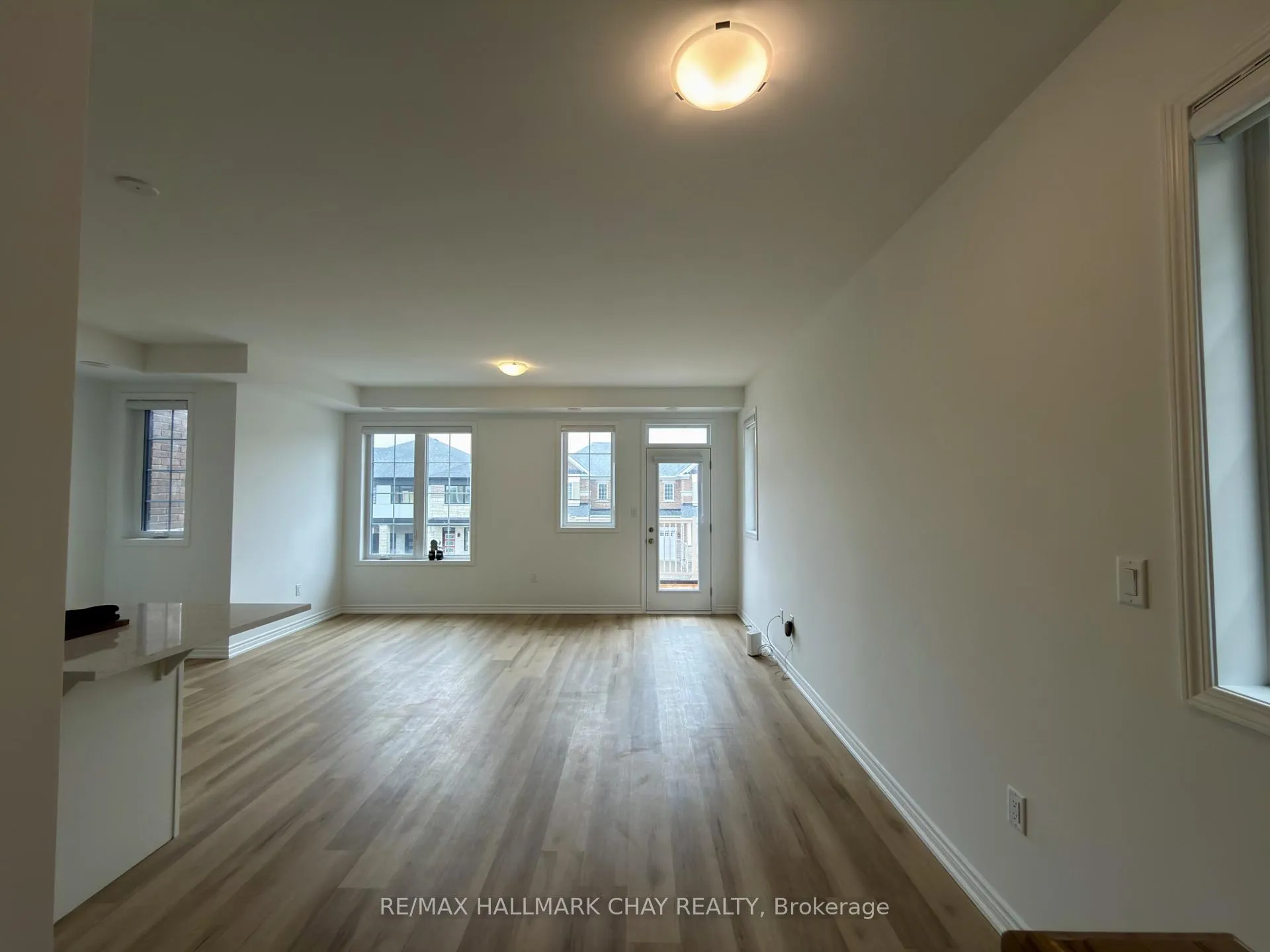 Photo 8 of 81 vinewood Crescent, Barrie, Rural Barrie Southeast — HOMEH