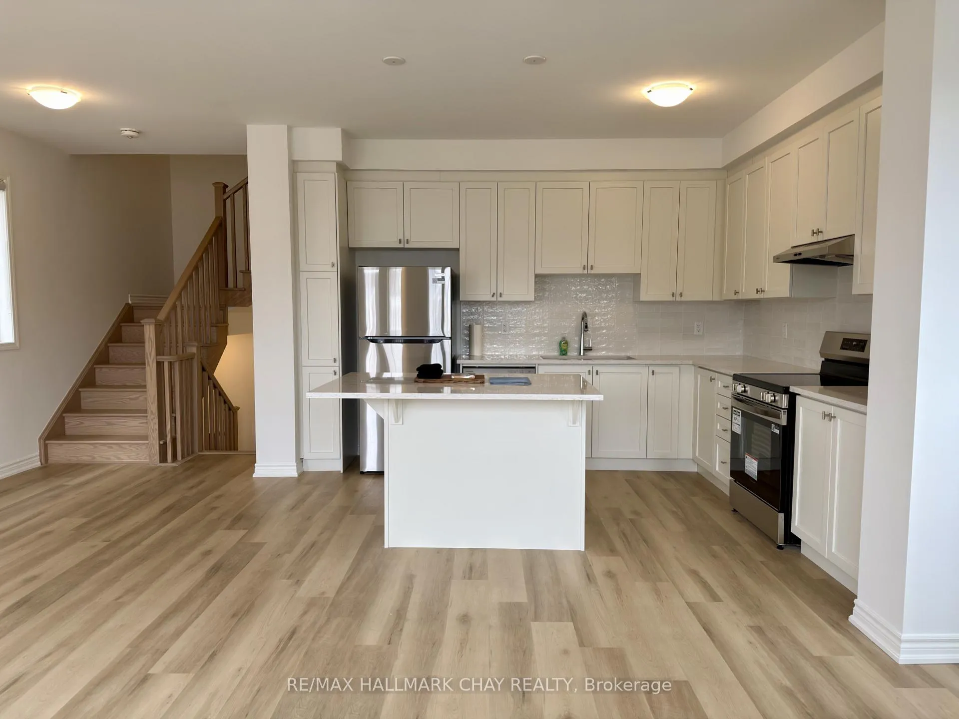 Photo 10 of 81 vinewood Crescent, Barrie, Rural Barrie Southeast — HOMEH