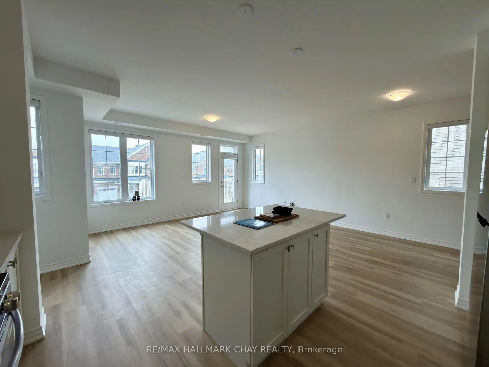 Photo 11 of 81 vinewood Crescent, Barrie, Rural Barrie Southeast — HOMEH