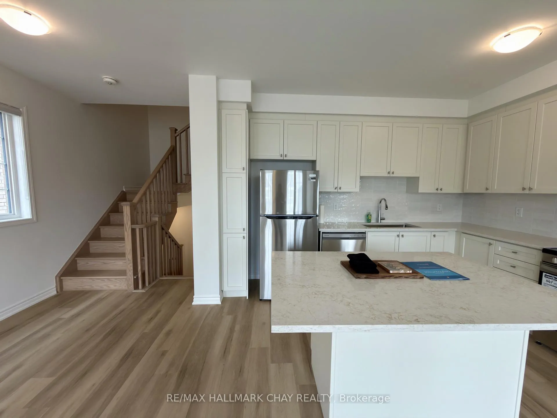 Photo 13 of 81 vinewood Crescent, Barrie, Rural Barrie Southeast — HOMEH