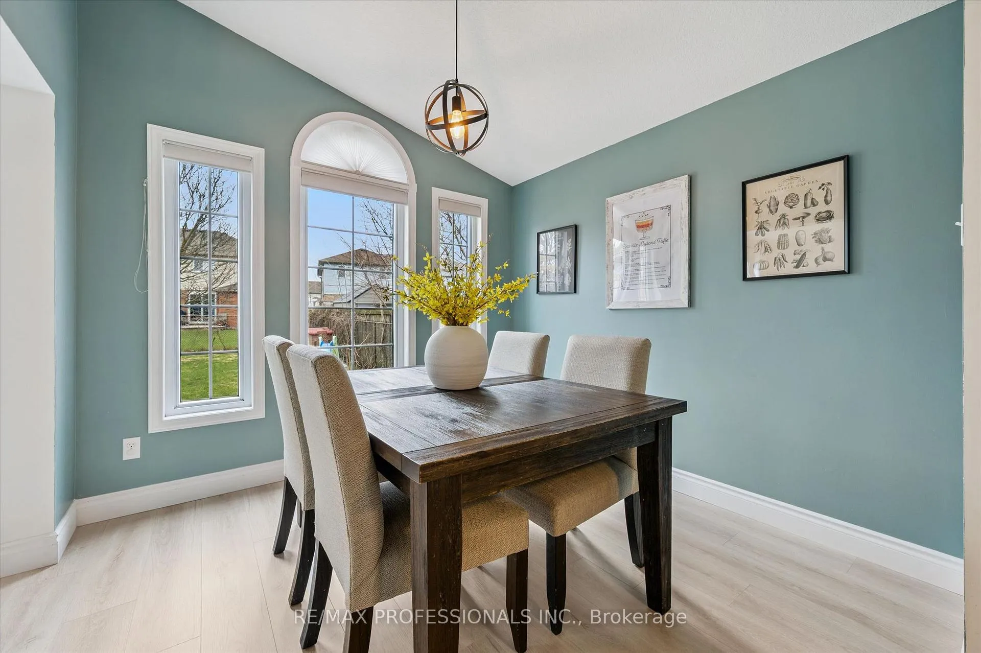 Photo 8 of 6 Orchid Crescent, Kitchener — HOMEH