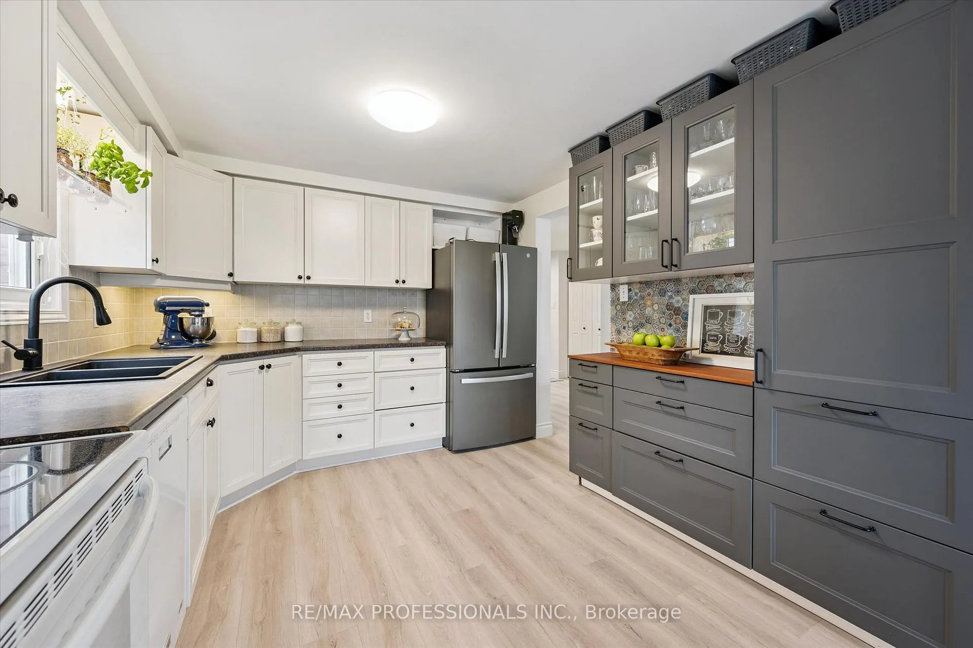 Photo 11 of 6 Orchid Crescent, Kitchener — HOMEH