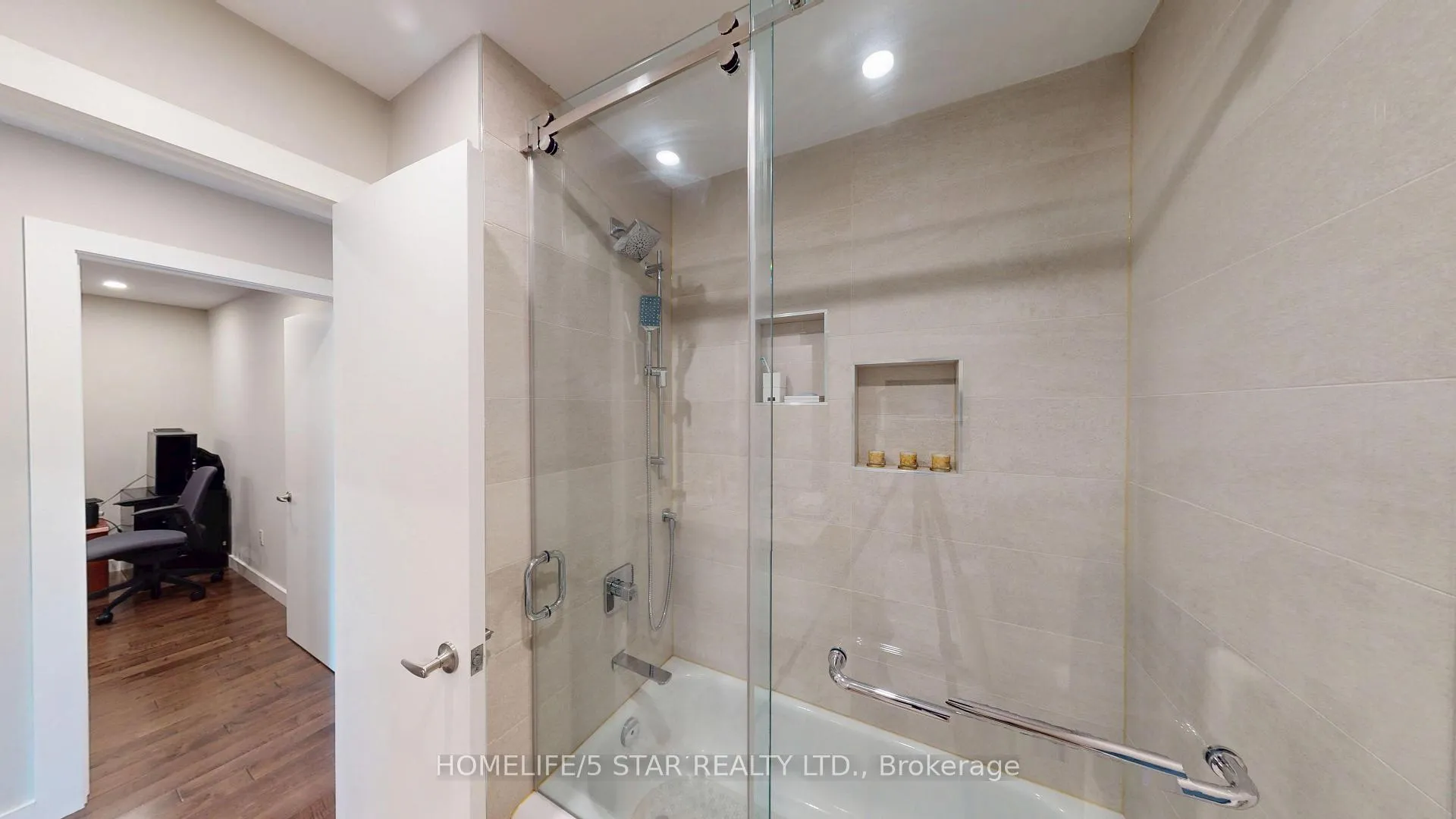 Photo 36 of 42 Pilkington Crescent, Vaughan, Brownridge — HOMEH