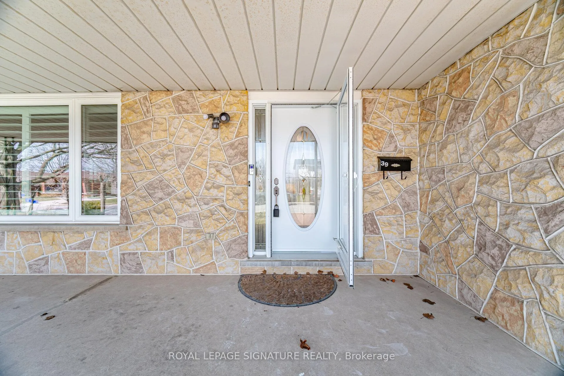 Photo 5 of 39 Darlington Drive, Hamilton, Gilbert — HOMEH