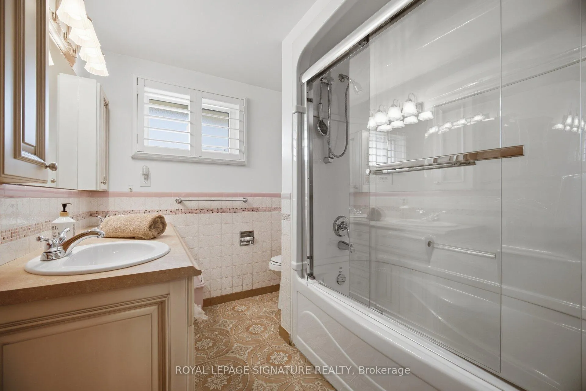 Photo 25 of 39 Darlington Drive, Hamilton, Gilbert — HOMEH