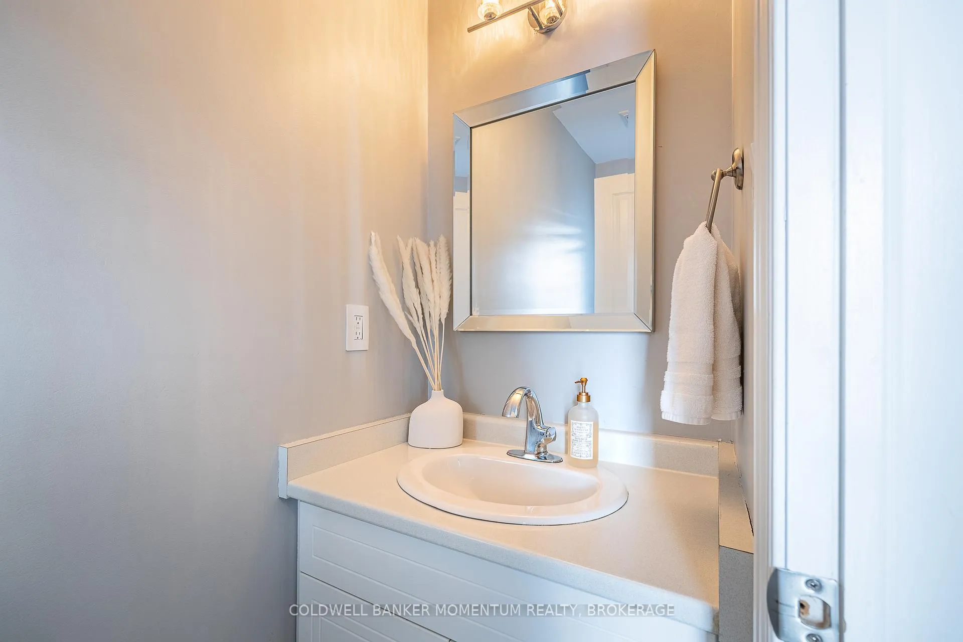 Photo 7 of 19 Kenmar Court, St. Catharines, Secord Woods — HOMEH