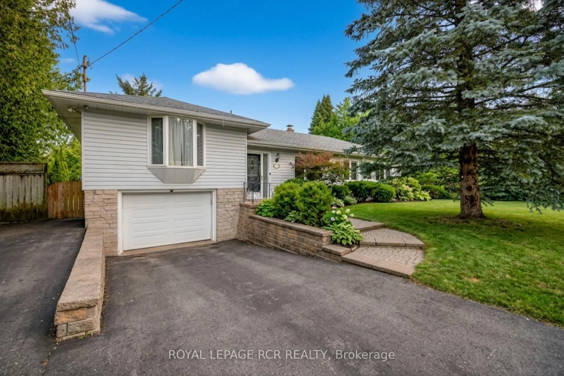 Photo 1 of 11 Hilltop Drive, Caledon, Caledon East — HOMEH