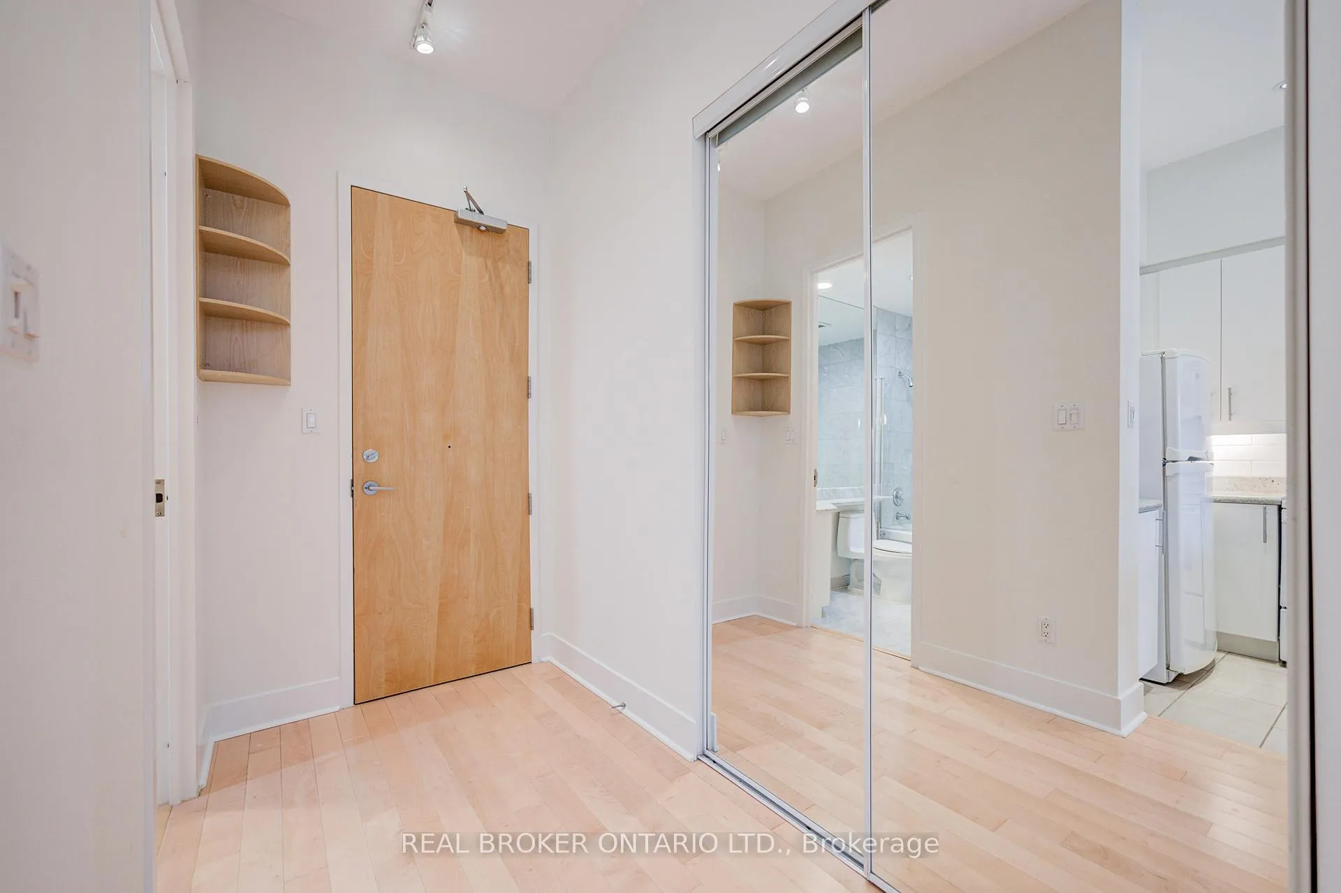 Photo 7 of Unit 406, 562 Eglinton Avenue E, Toronto, Mount Pleasant East — HOMEH