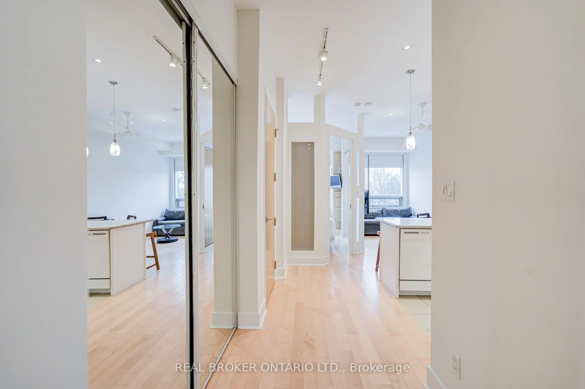 Photo 8 of Unit 406, 562 Eglinton Avenue E, Toronto, Mount Pleasant East — HOMEH