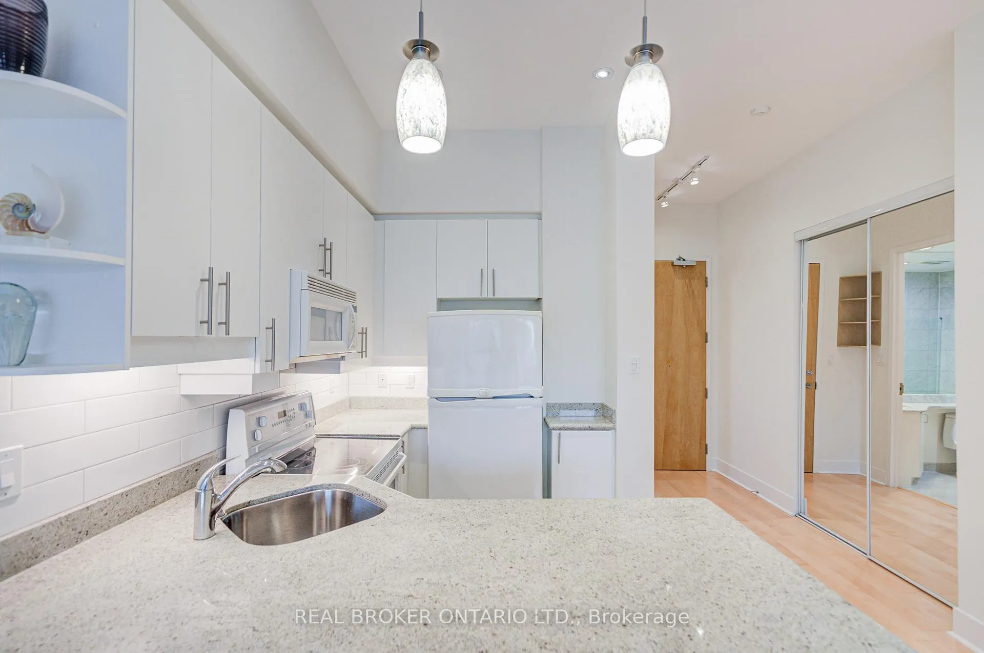 Photo 11 of Unit 406, 562 Eglinton Avenue E, Toronto, Mount Pleasant East — HOMEH
